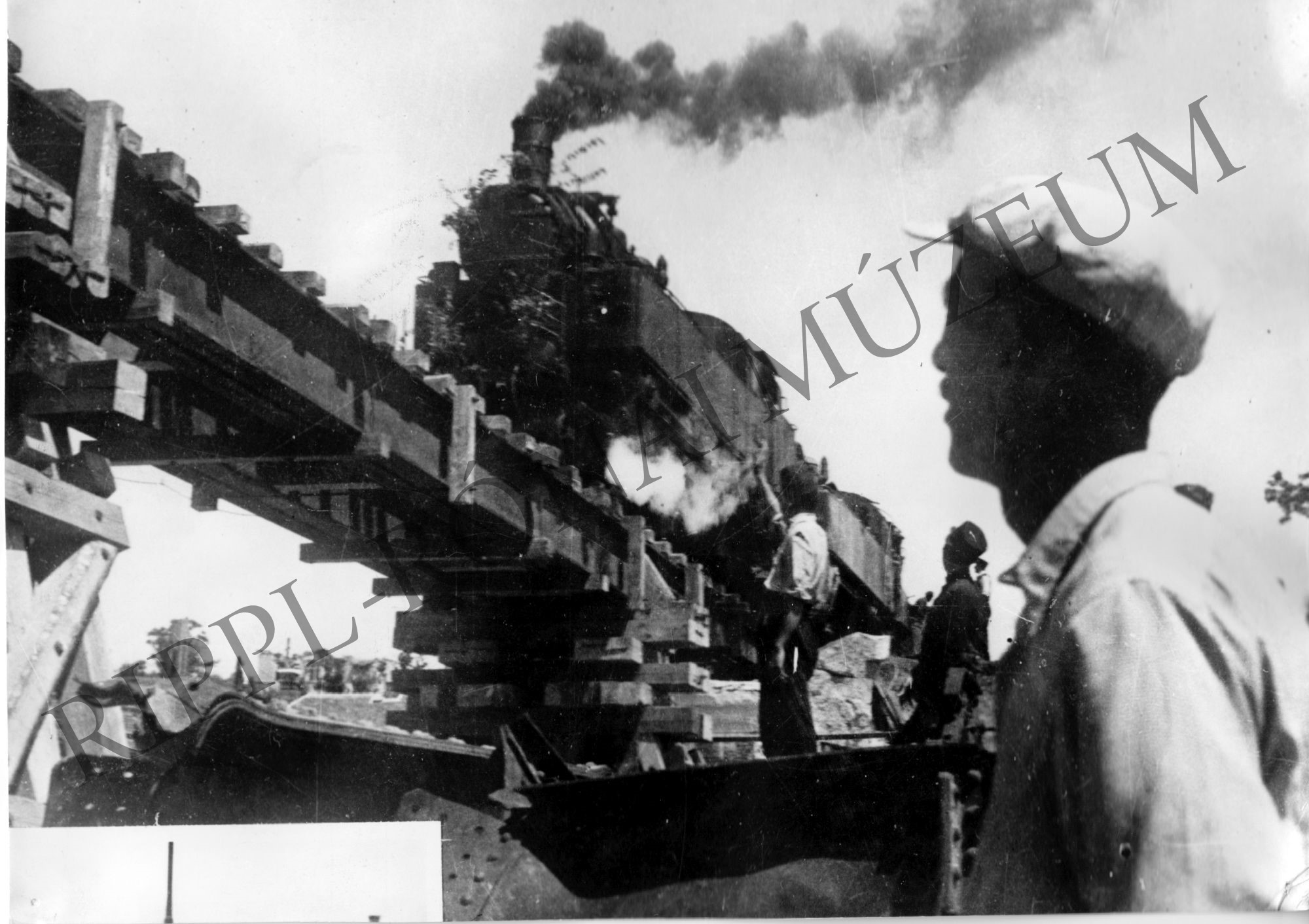 Áthalad az első vonat az újjáépített hídon (Rippl-Rónai Múzeum CC BY-NC-SA)