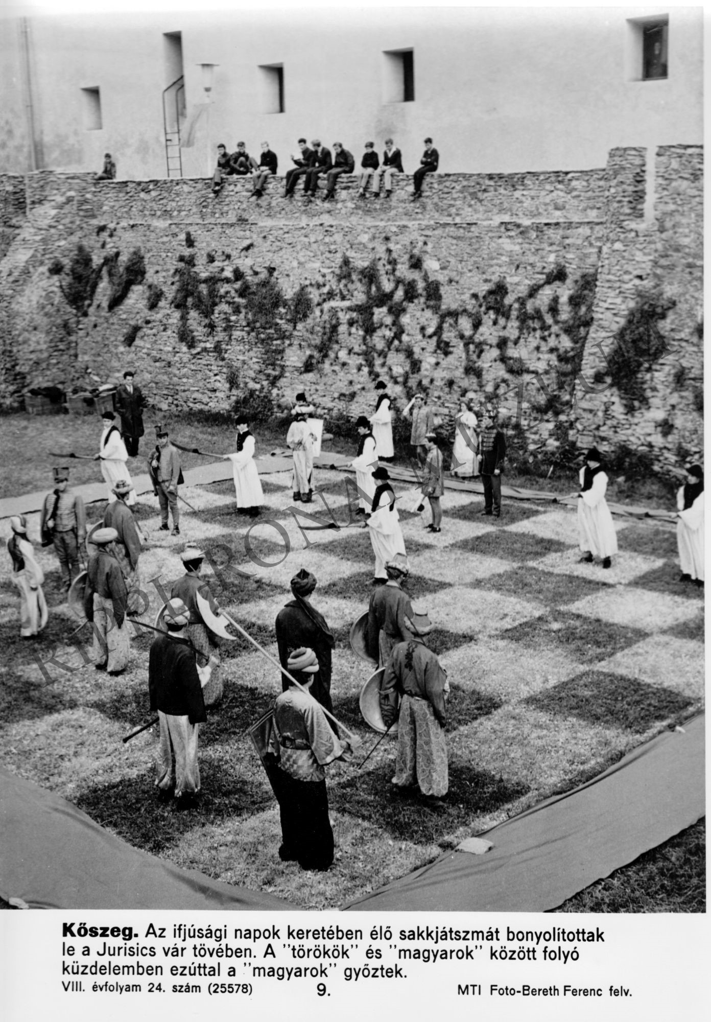 Élő sakkjátszma Kőszegen az ifjúsági napok keretében (Rippl-Rónai Múzeum CC BY-NC-SA)
