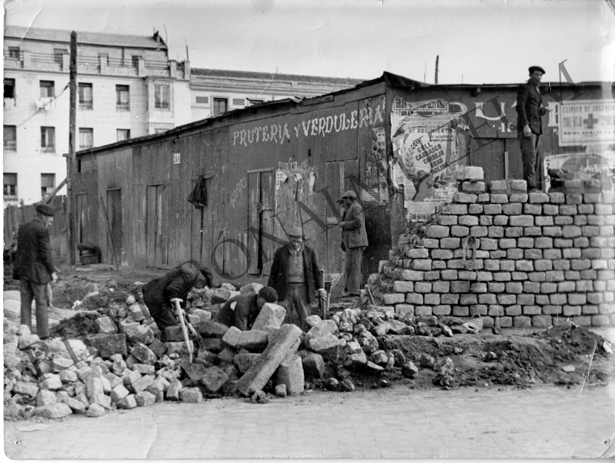 Öregek, rokkantak építik a madridi védőfalat, akik nem mehettek ki a frontra (Rippl-Rónai Múzeum CC BY-NC-SA)