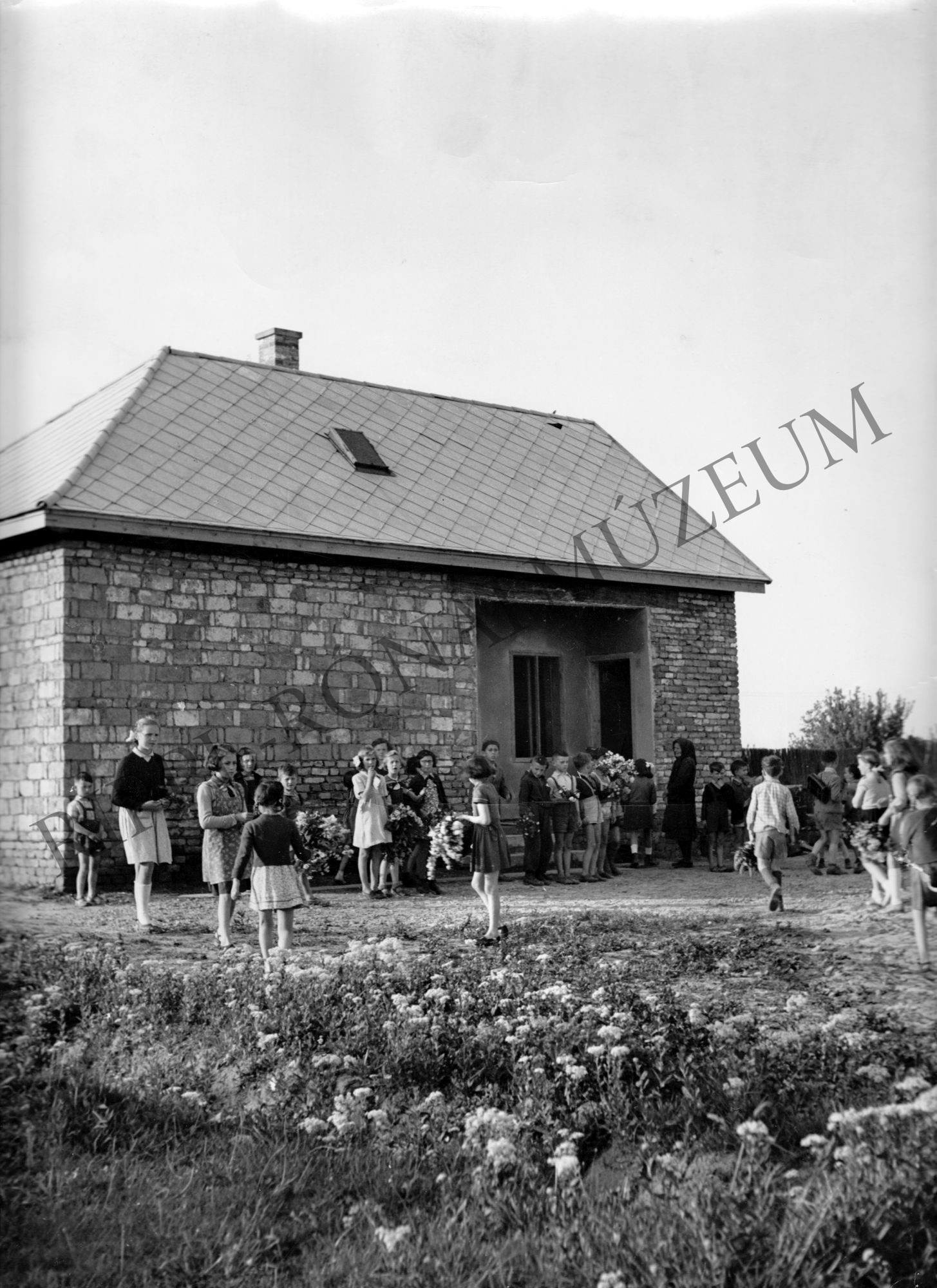 Özv. Kovács Józsefné részére családi házat építettek a balatonföldvári MNDSZ asszonyok (Rippl-Rónai Múzeum CC BY-NC-SA)