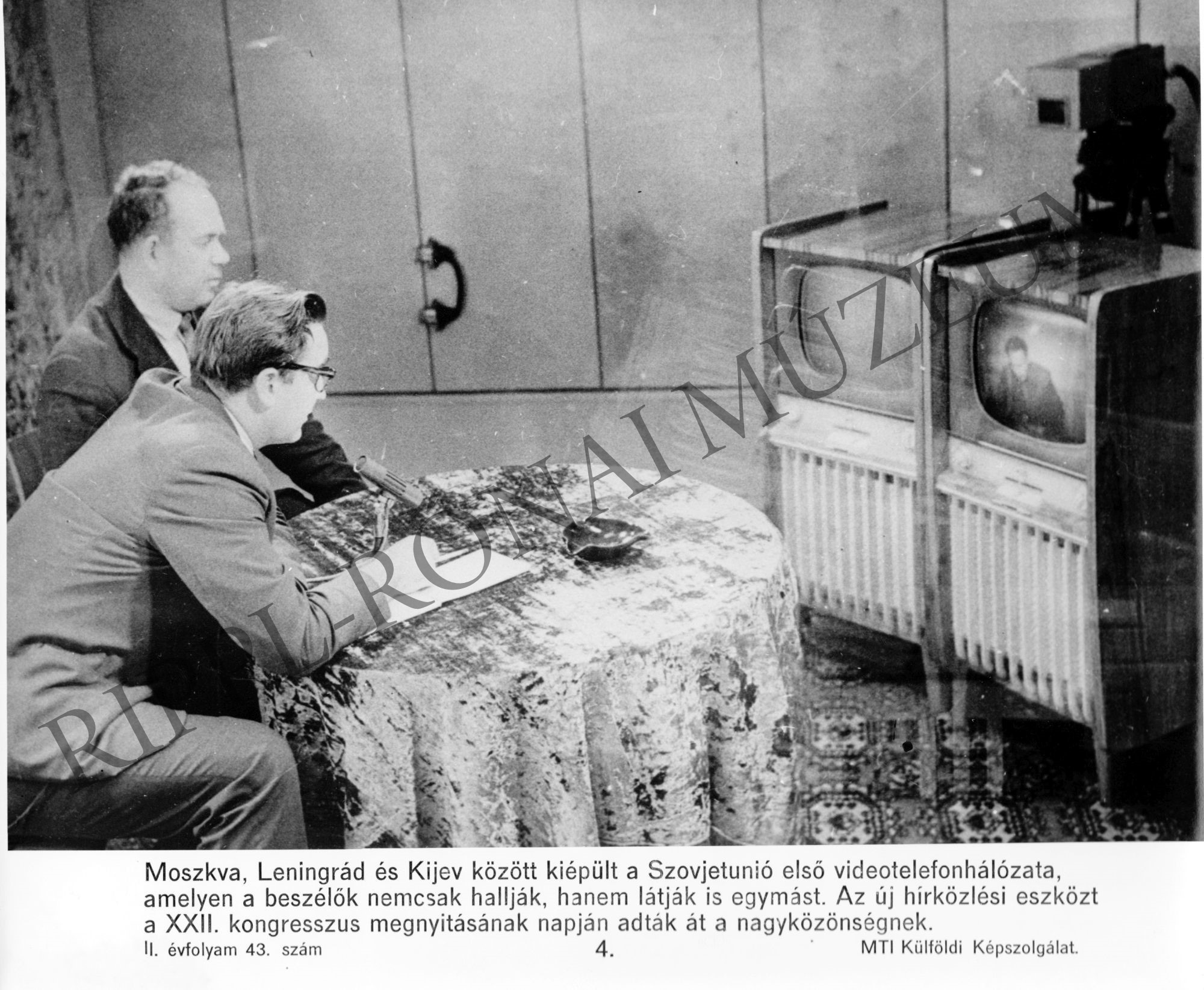 Új hírközlési eszköz a videotelefon. (Rippl-Rónai Múzeum CC BY-NC-SA)