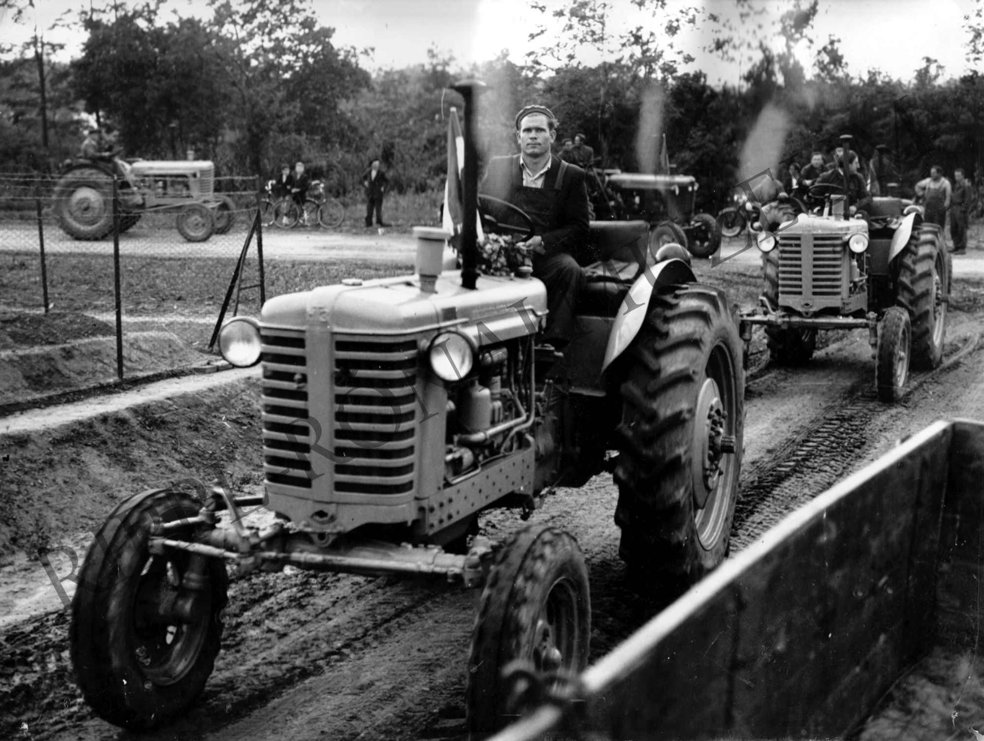 Új trktorok a mernyei gépállomás udvarán (Rippl-Rónai Múzeum CC BY-NC-SA)