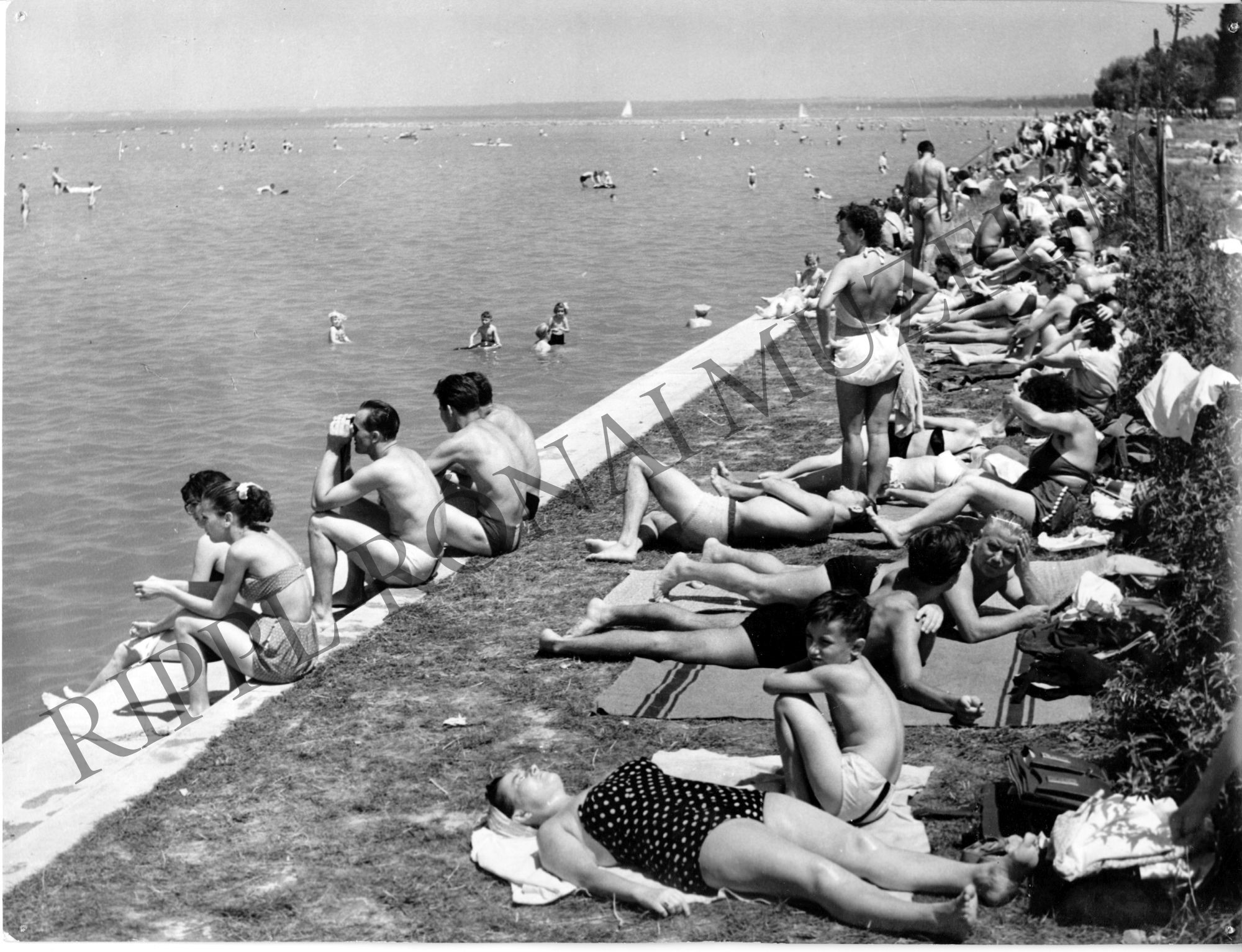 A BIB a Somogy megyei és a siófoki tanács együttes munkája eredményeként megnyílt a siófoki strandfürdő, 1958. május 13-án (Rippl-Rónai Múzeum CC BY-NC-SA)