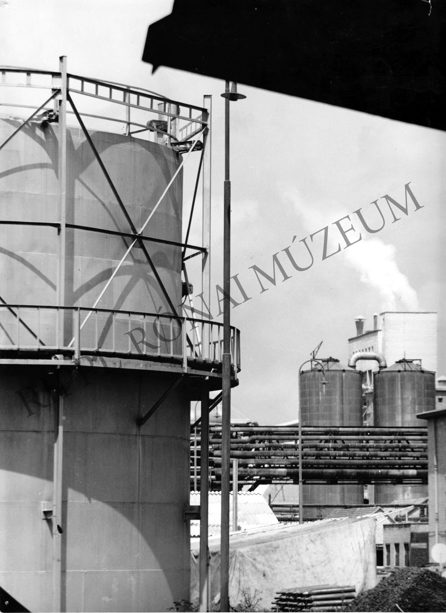 A Borsodi Vegyikombinát műtrágyaüzeme és az oxigénüzem tartálya (Rippl-Rónai Múzeum CC BY-NC-SA)