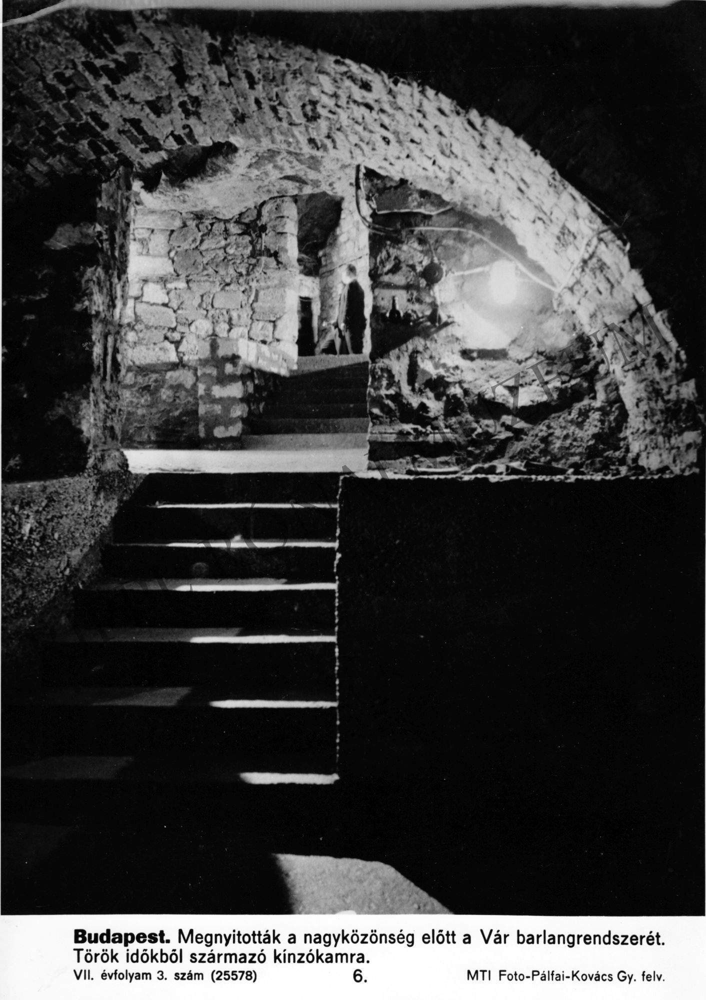 A budai vár barlangrendszeréből a török időkből származó kínzókamra (Rippl-Rónai Múzeum CC BY-NC-SA)