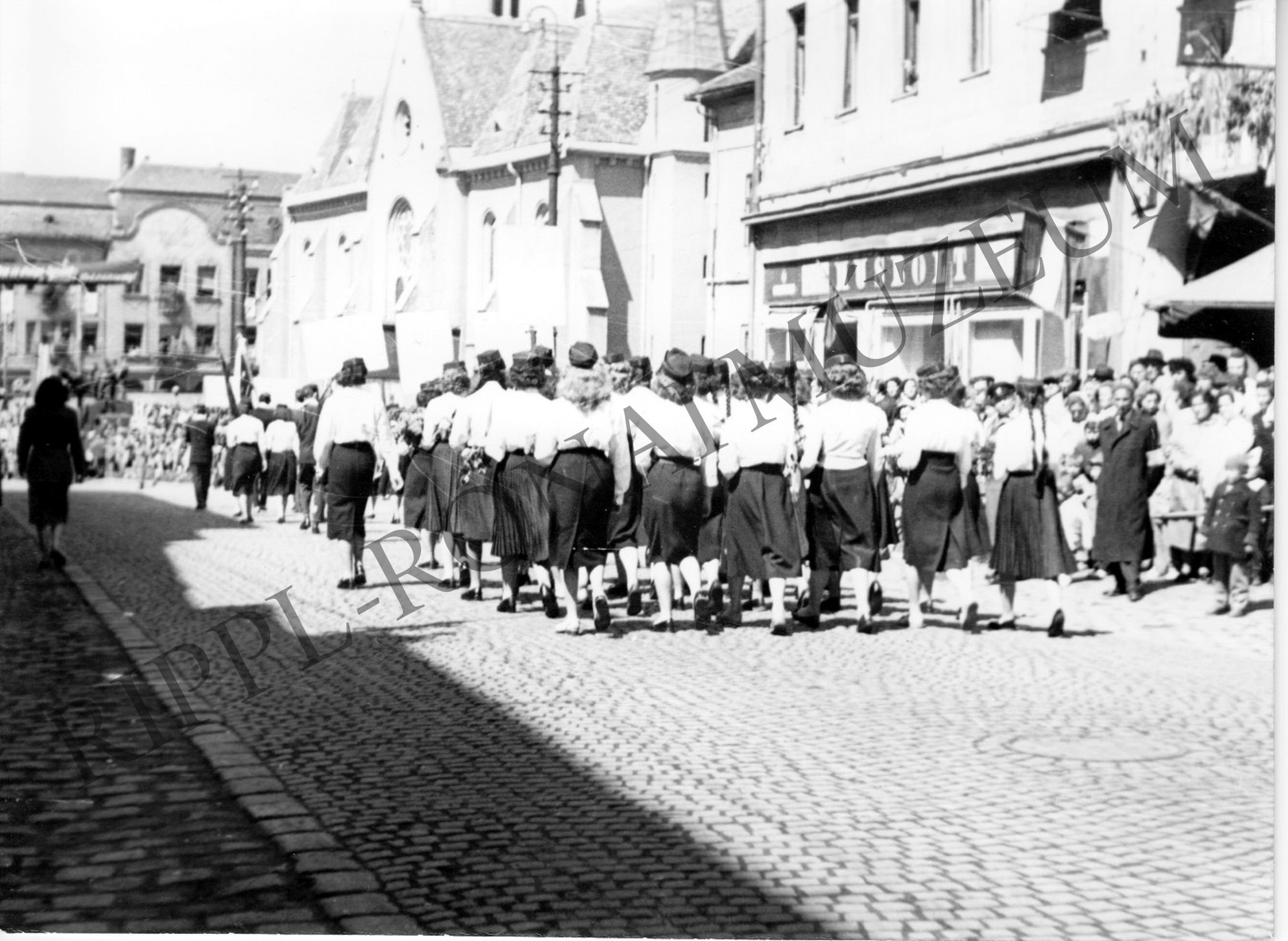 A Cikoripari Technikum diákjai a május elsejei felvonulók között (Rippl-Rónai Múzeum CC BY-NC-SA)