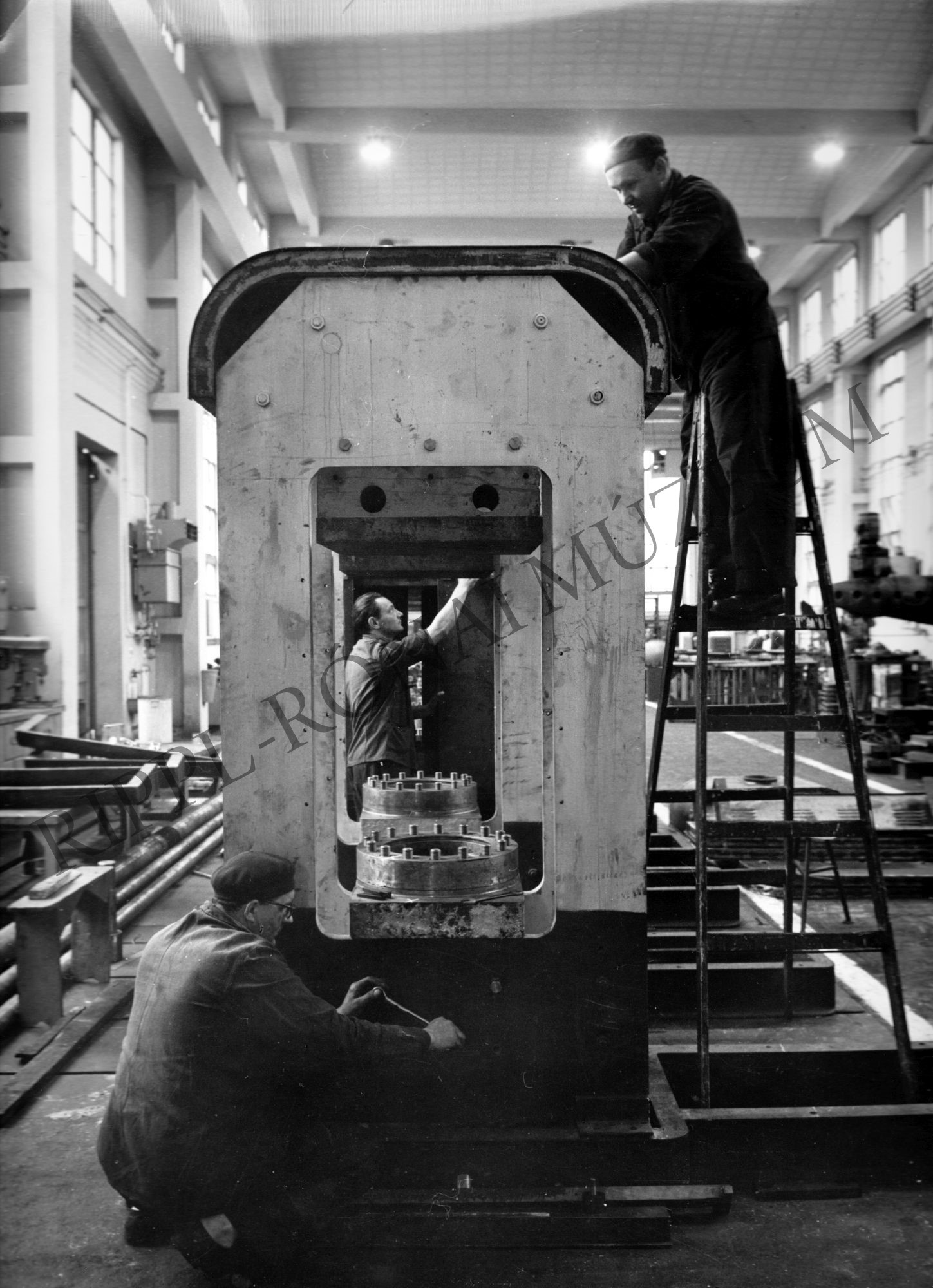 A csepeli Egyedi Gépgyárban Schenek József szerelő brigádja műanyag prést szerel. (Rippl-Rónai Múzeum CC BY-NC-SA)