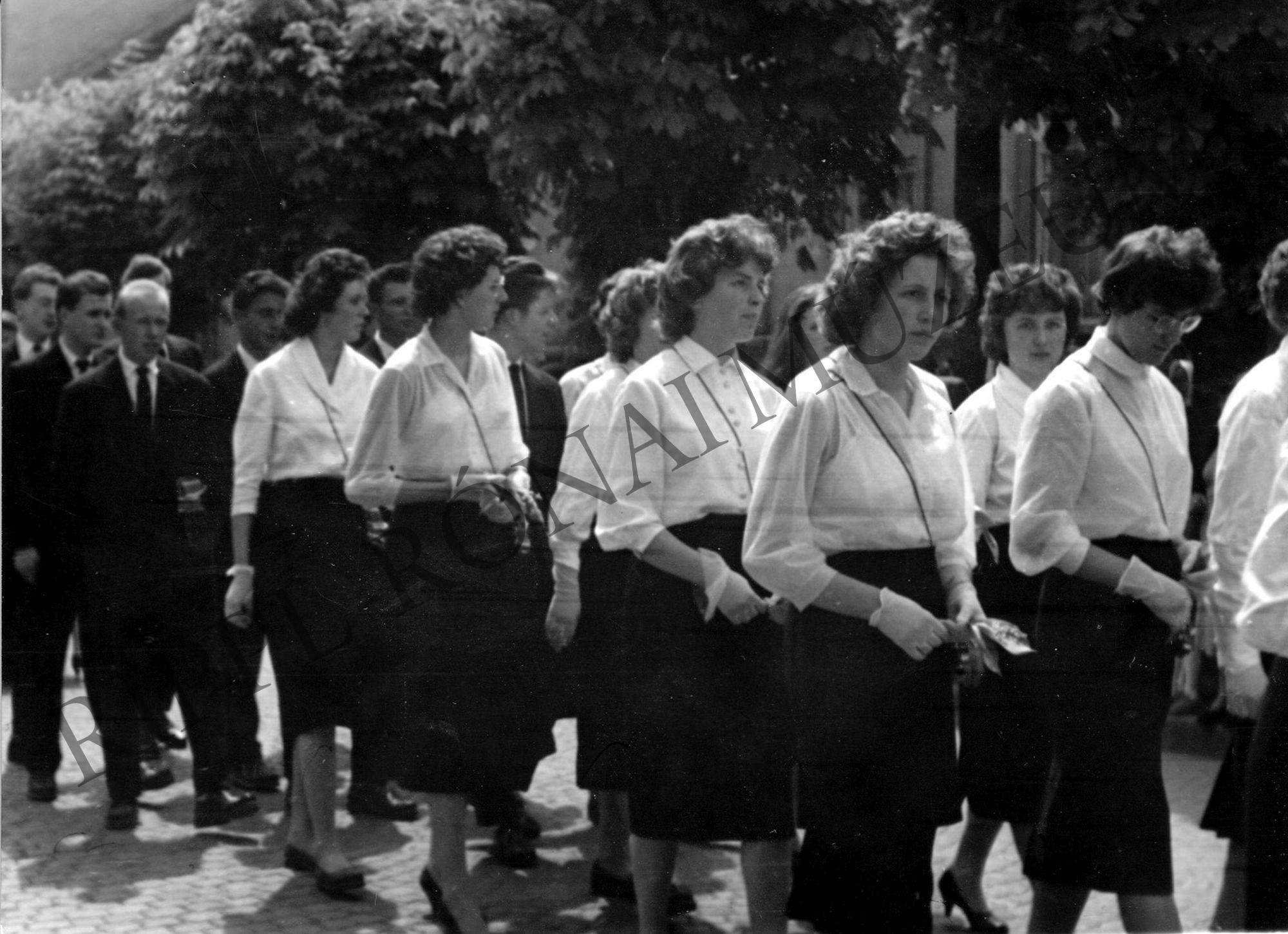 A Cukoripari Technikum diákjai útban a pártbizottság felé (Rippl-Rónai Múzeum CC BY-NC-SA)