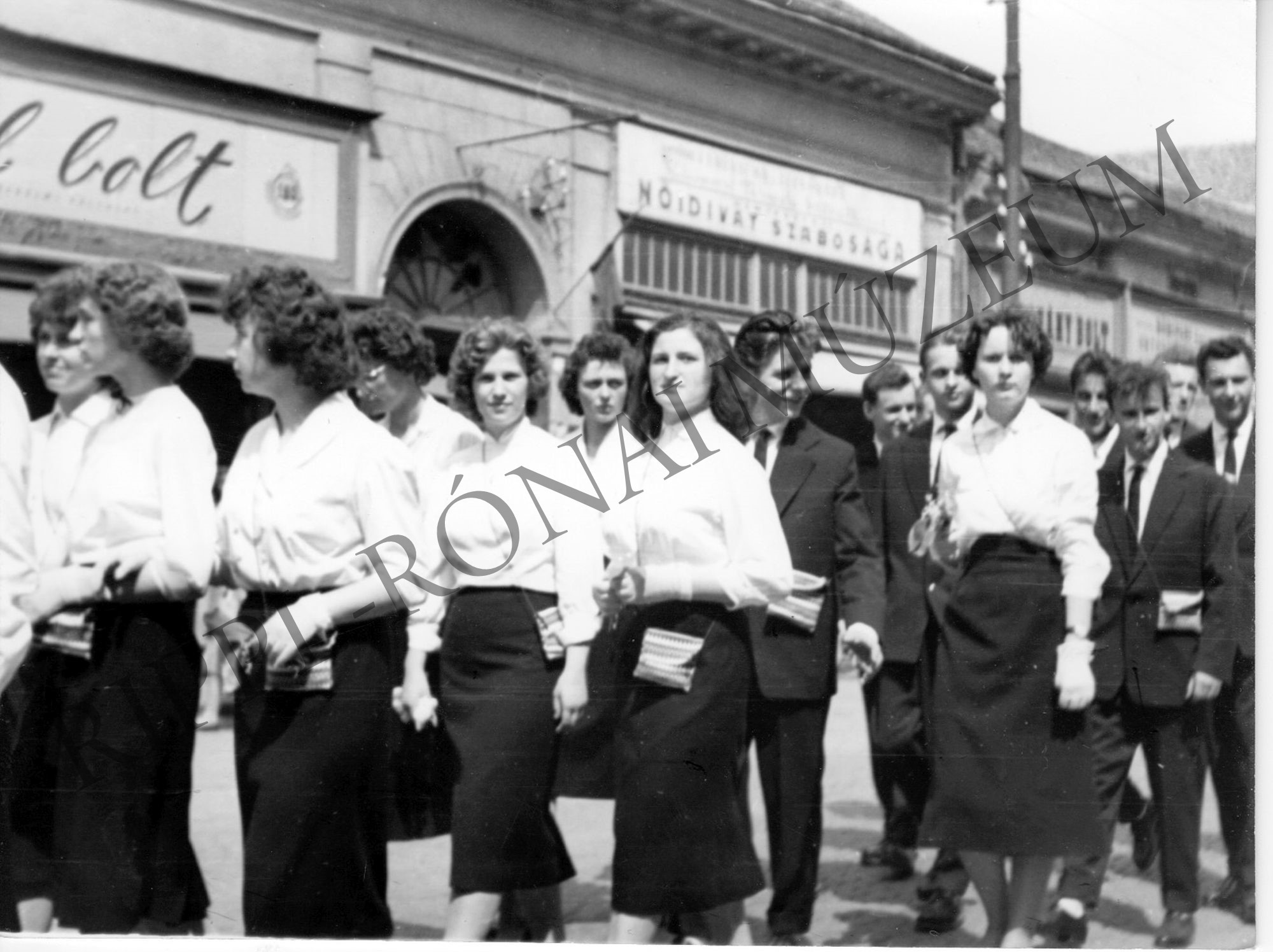 A Cukoripari Technikum diákjai vonulnak vissza az iskolába (Rippl-Rónai Múzeum CC BY-NC-SA)