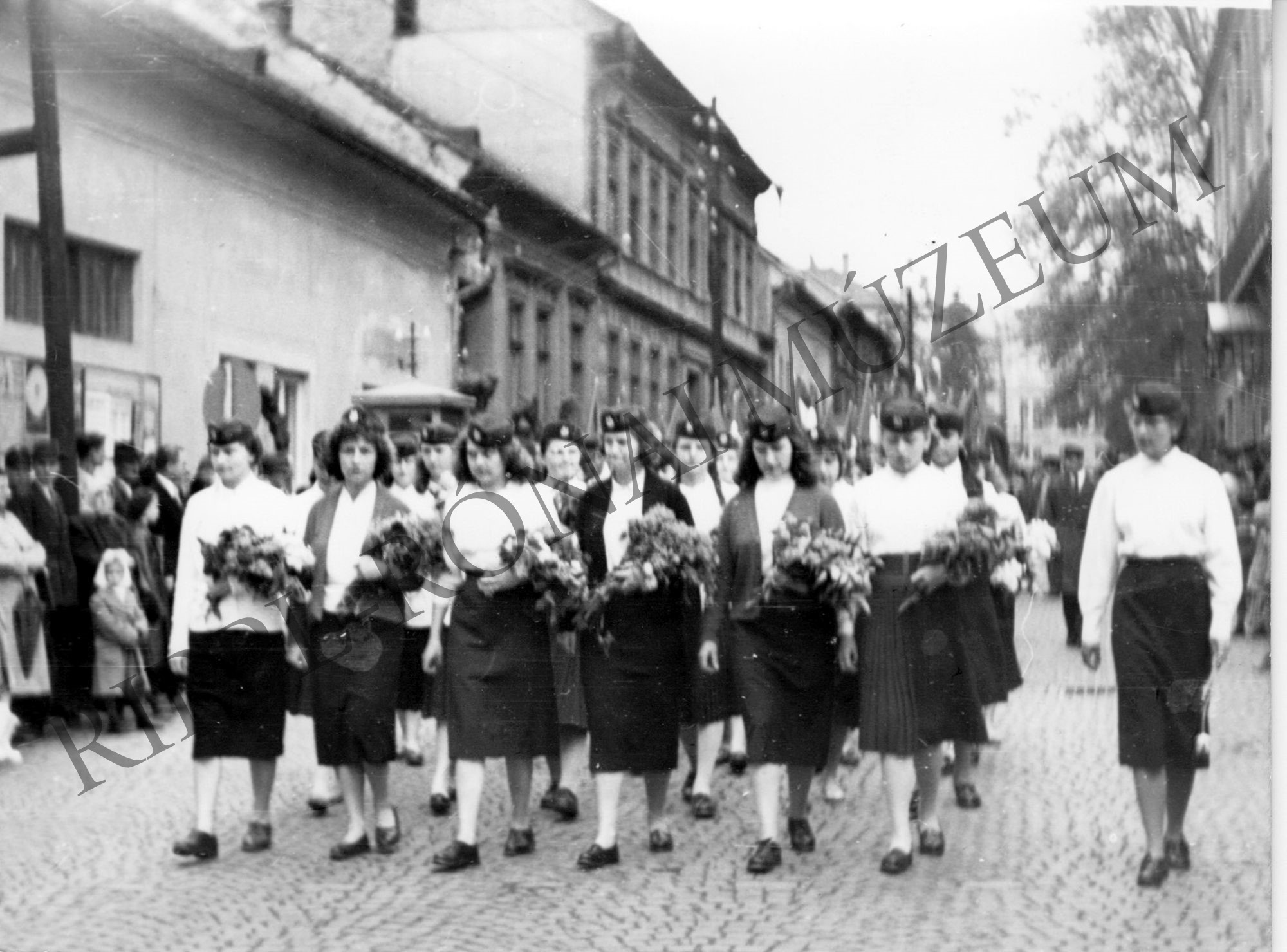 A Cukoripari Technikum diáklányai az Engels utca és a Május 1. utca sarkán (Rippl-Rónai Múzeum CC BY-NC-SA)