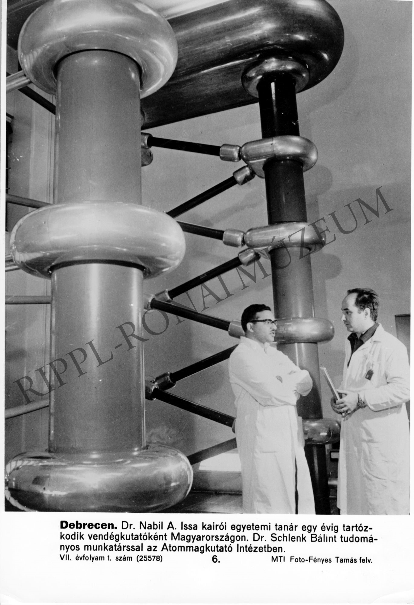 A debreceni Atommagkutató Intézetben dr. Nabil A. Issa kairói egyetemi tanár és dr. Schlenk Bálint tud. munkatárs (Rippl-Rónai Múzeum CC BY-NC-SA)
