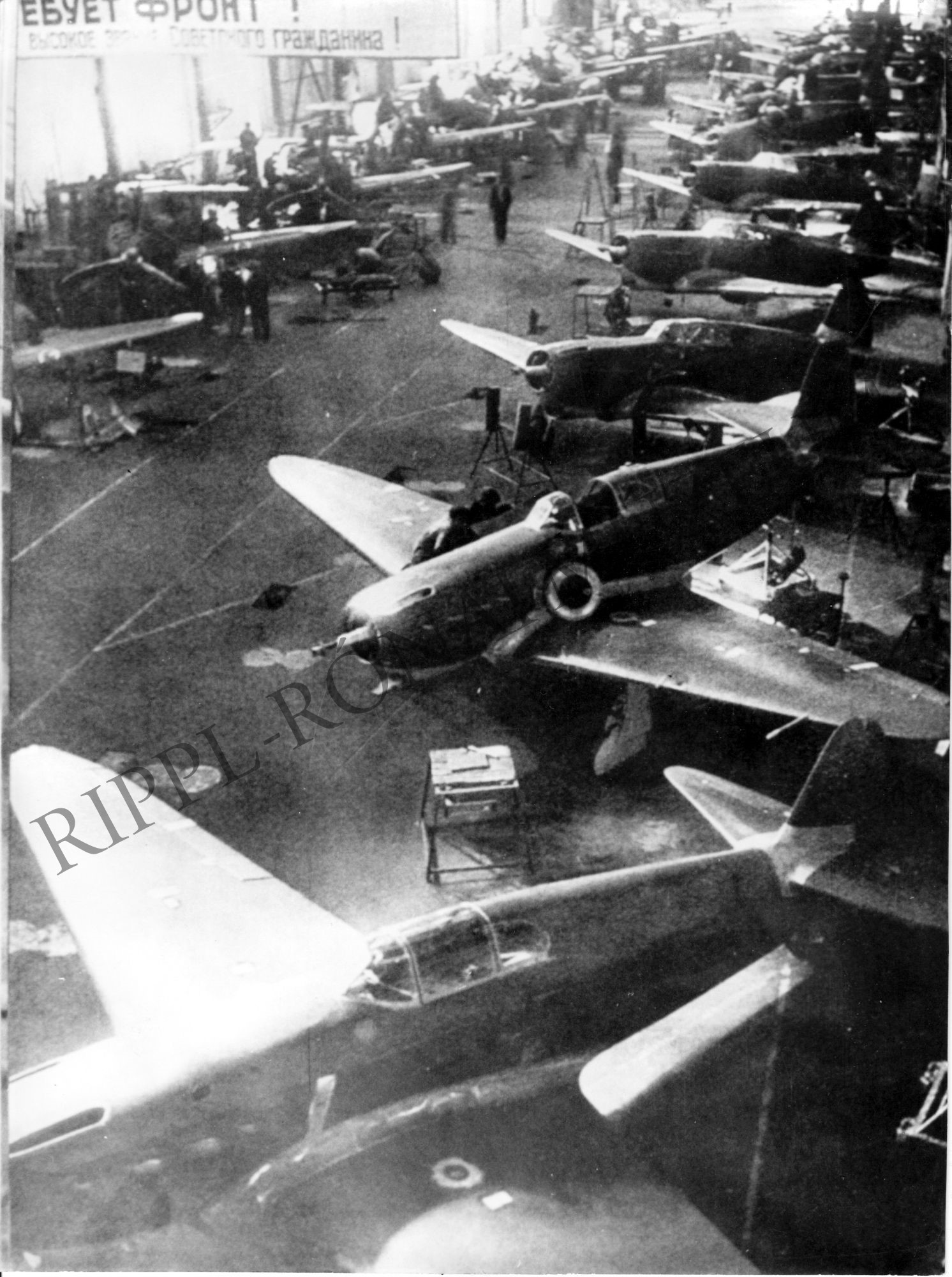 A felvételen repülőgépek sorakoznak a hangárban. A propaganda szerint: a Szovjetunió felkészült határai védelmére (Rippl-Rónai Múzeum CC BY-NC-SA)
