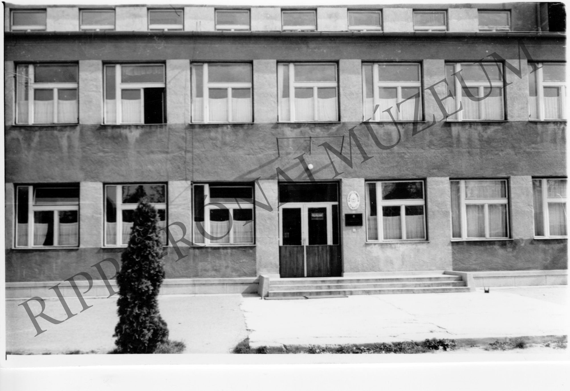 A fonyódi Karikás Frigyes Gimnázium és Iparitanuló Intézet épülete (Rippl-Rónai Múzeum CC BY-NC-SA)
