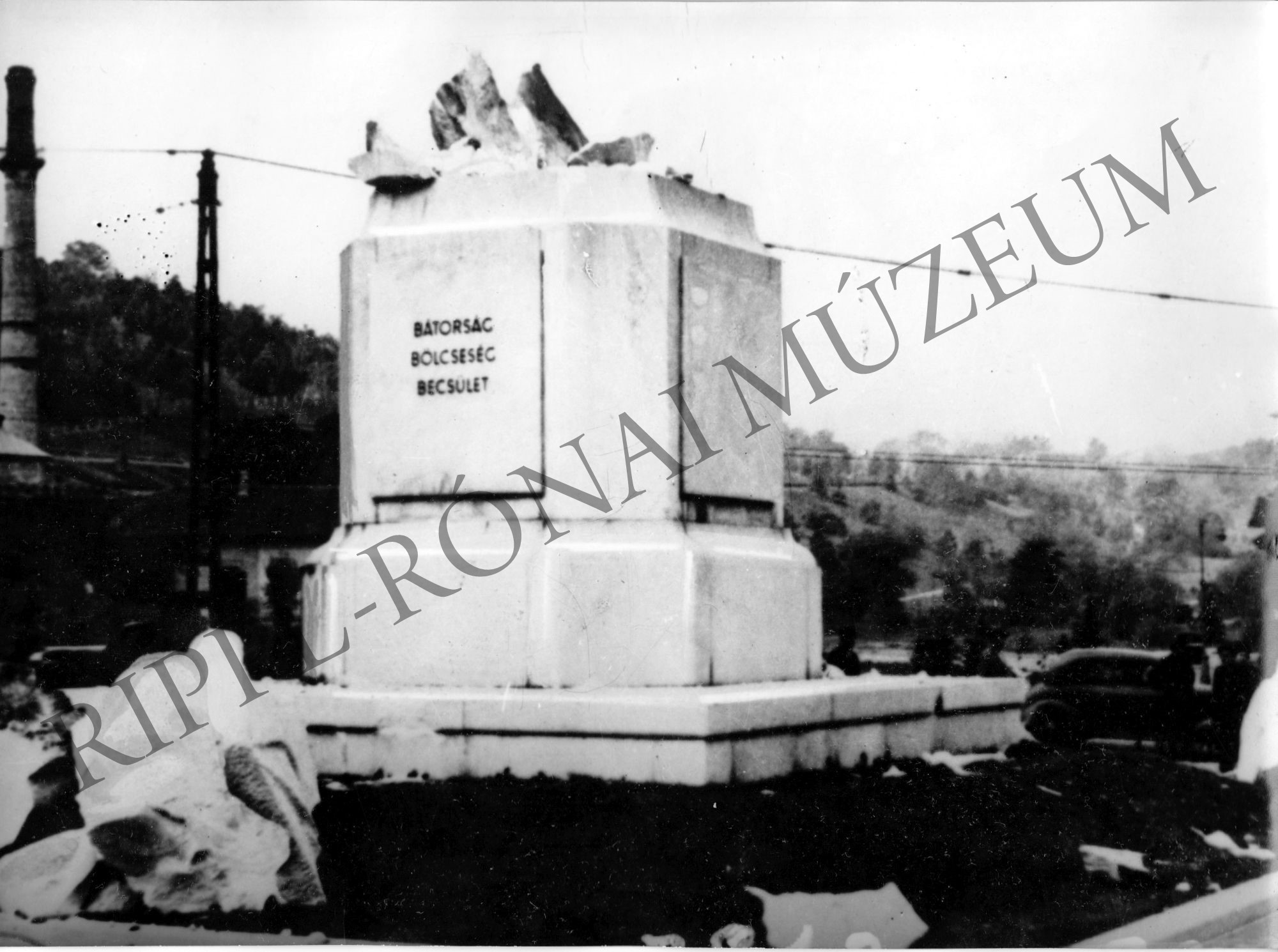 A Gömbös-szobor felrobbantása 1944. október 6-án (Rippl-Rónai Múzeum CC BY-NC-SA)