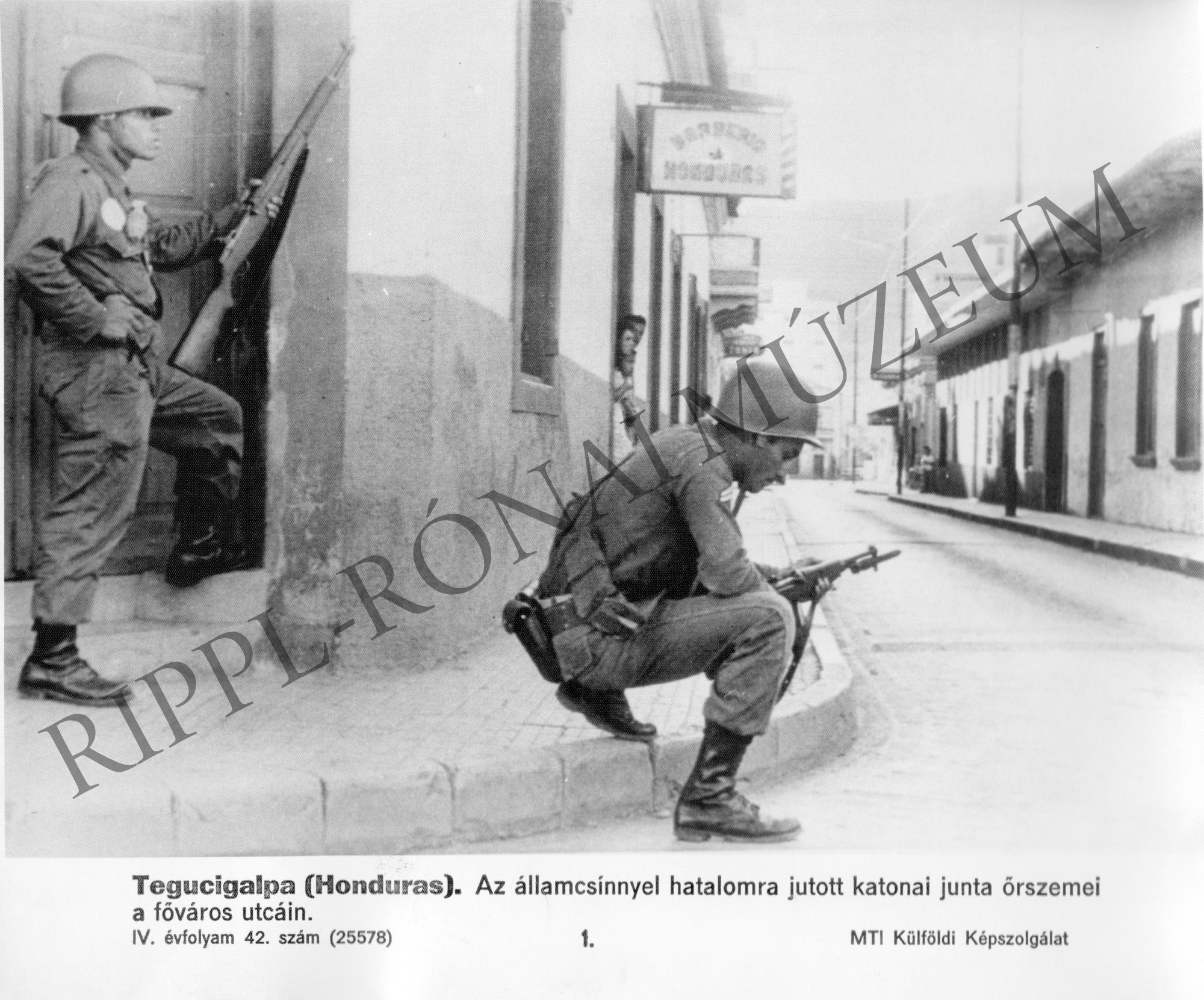 A hondurasi katonai junta őrszemei a főváros (Tegucigalpa) utcáin. (Rippl-Rónai Múzeum CC BY-NC-SA)