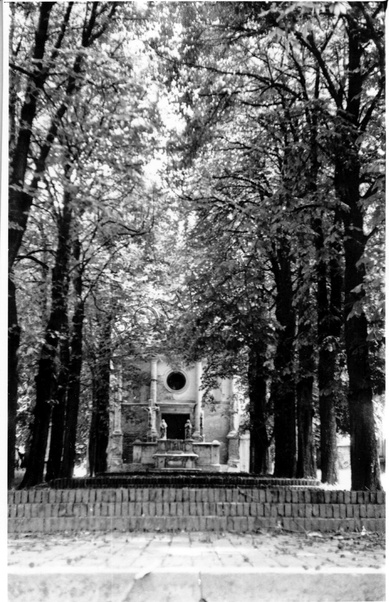 A kaposvári Kálvária kápolnája a bejárat felől (Rippl-Rónai Múzeum CC BY-NC-SA)