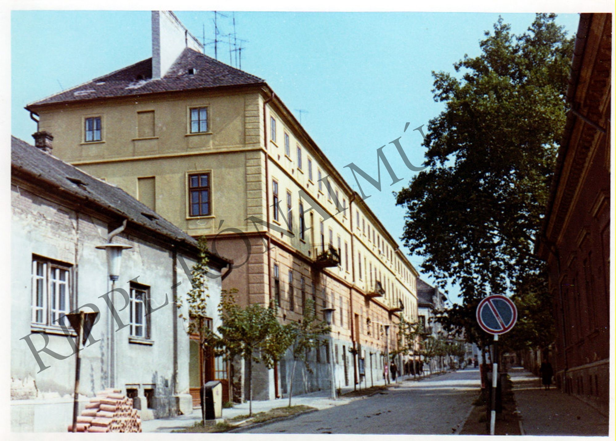 A kaposvári Latinca Sándor (ma: Kontrássy) utca. Előtérben a volt Latinca-laktanya (Rippl-Rónai Múzeum CC BY-NC-SA)