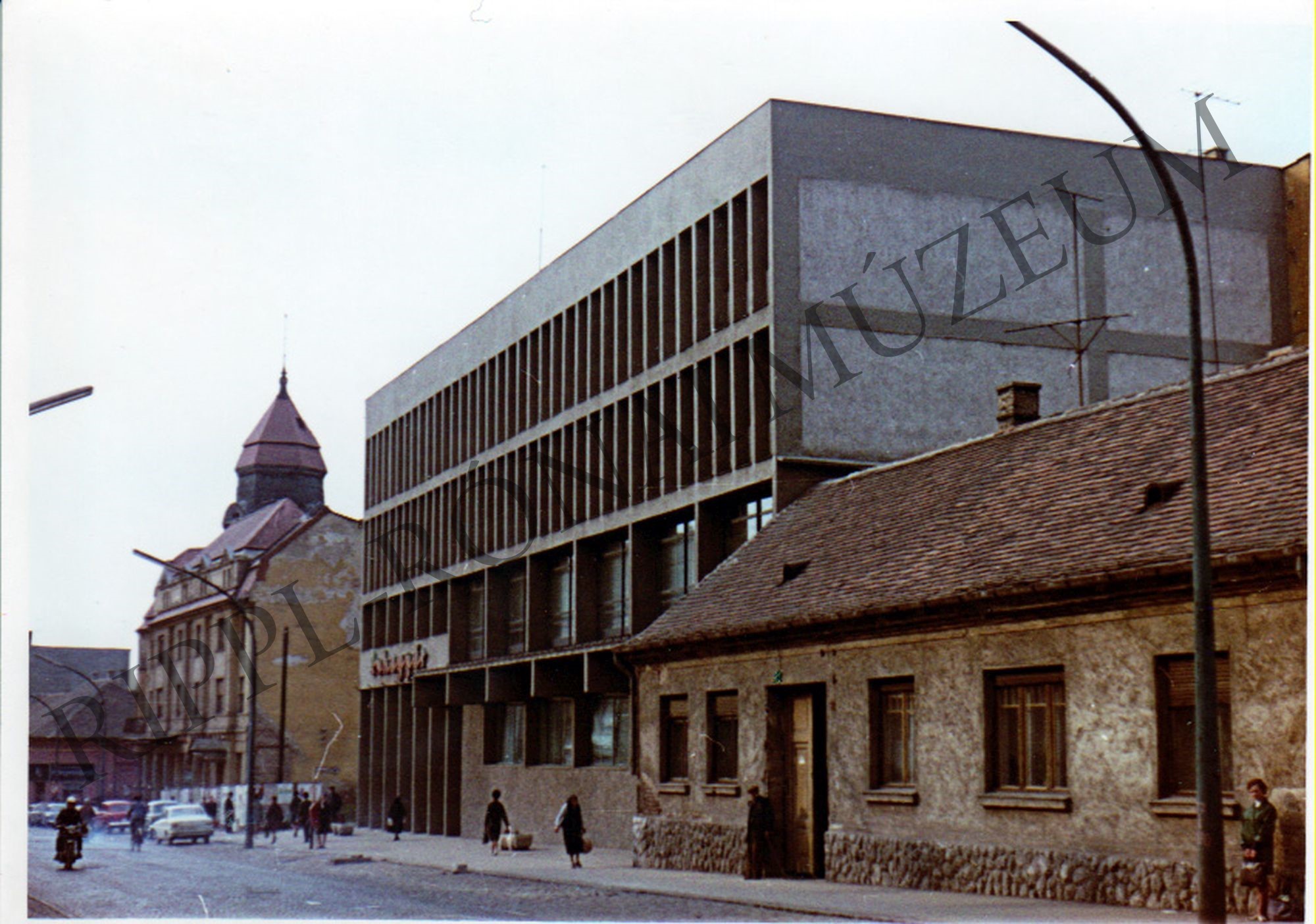 A kaposvári Május 1. (ma: Fő) utca a Ruhagyárral és a Béke Szálló (Rippl-Rónai Múzeum CC BY-NC-SA)
