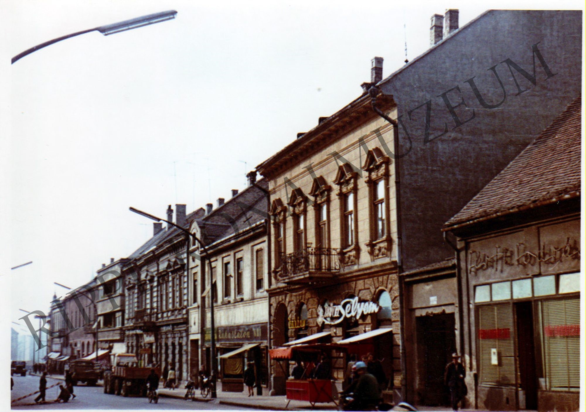 A kaposvári Május 1. (ma: Fő) utca (Ma a Sétáló utcai rész páratlan oldal) (Rippl-Rónai Múzeum CC BY-NC-SA)