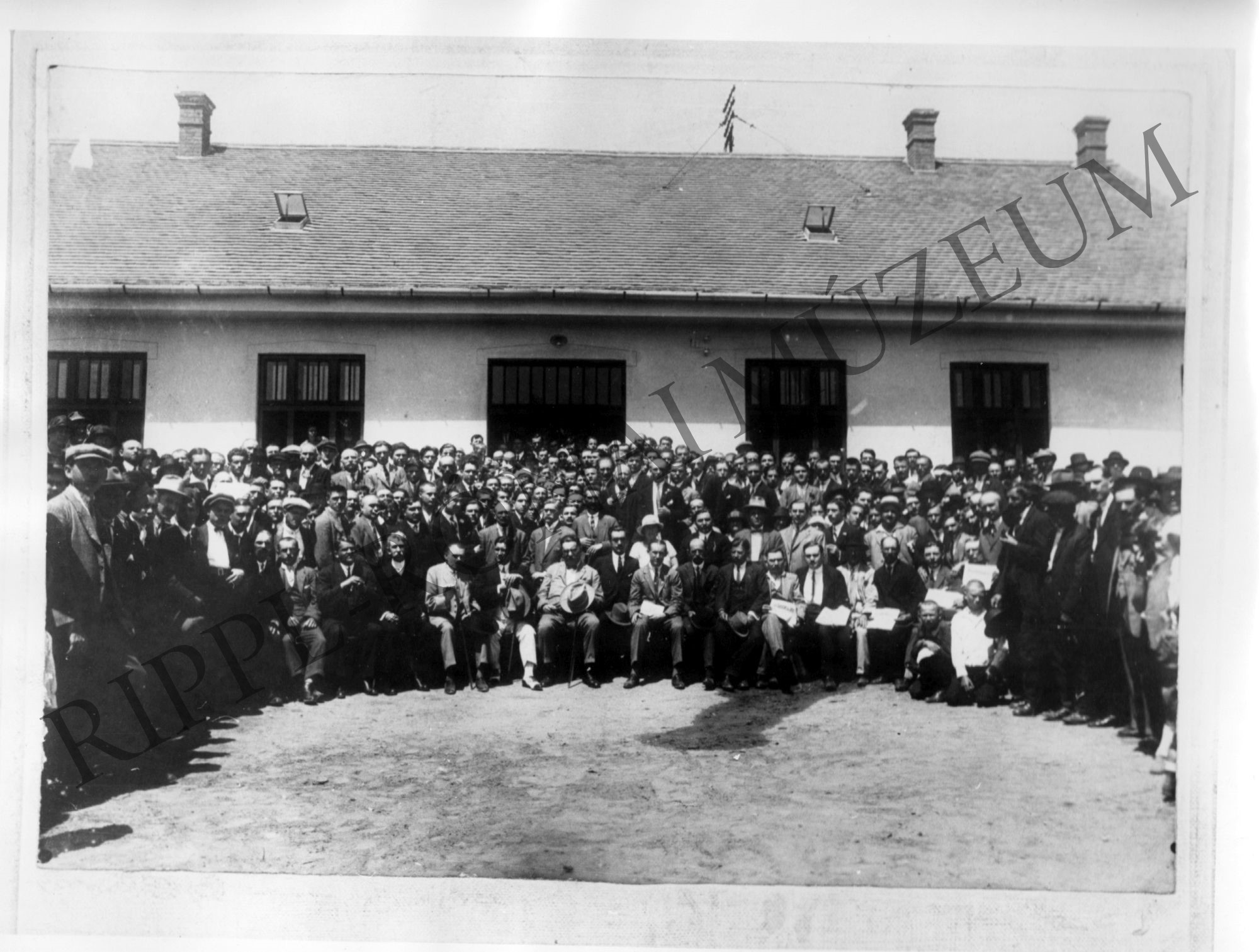 A kaposvári Munkásotthon felavatási ünnepélyének résztvevői (Rippl-Rónai Múzeum CC BY-NC-SA)