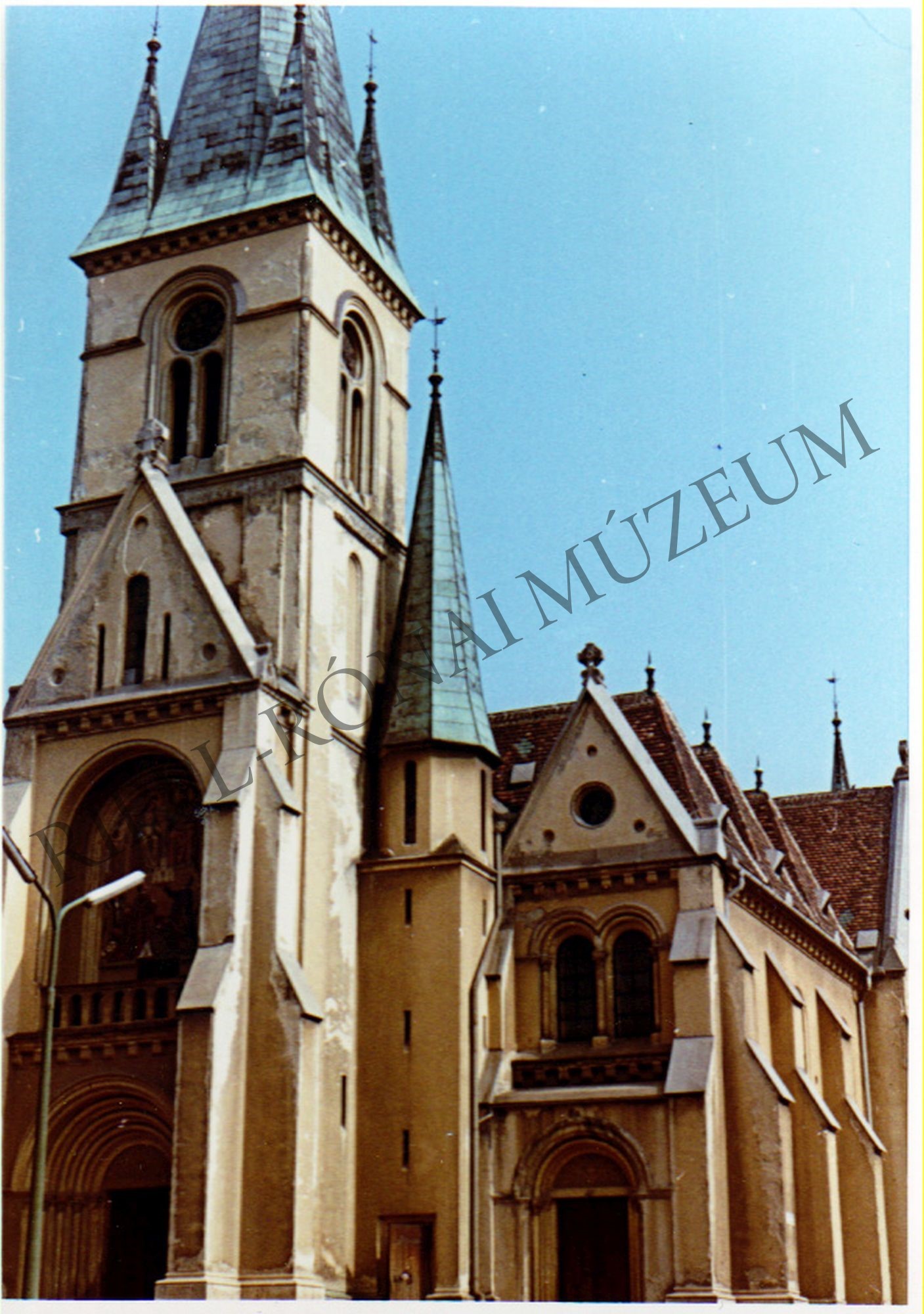 A kaposvári Nagytemplom a bejárat felől (Rippl-Rónai Múzeum CC BY-NC-SA)