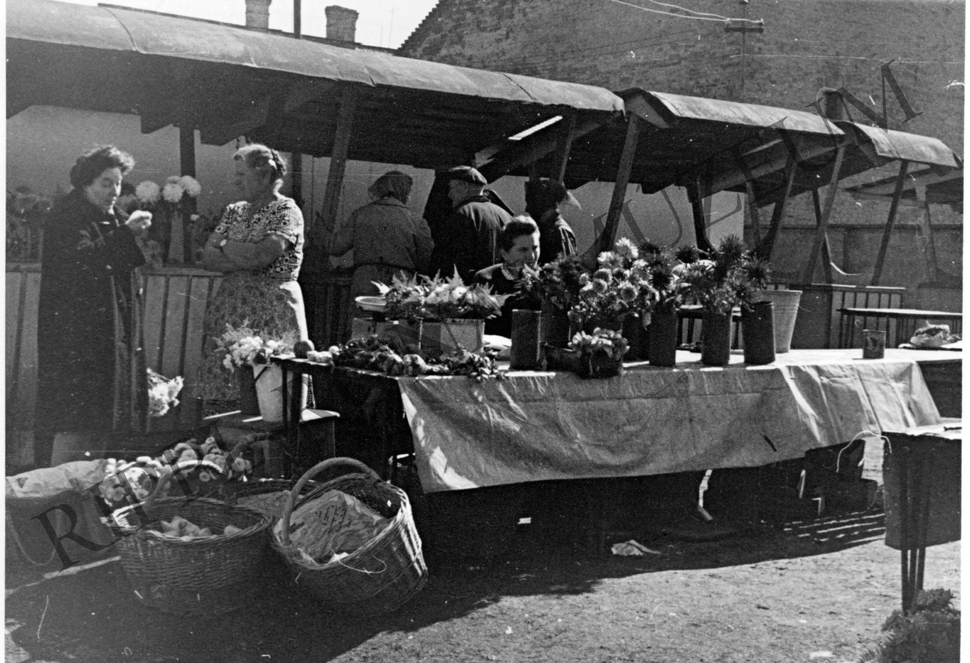 A kaposvári piac. Virágárusok (Rippl-Rónai Múzeum CC BY-NC-SA)