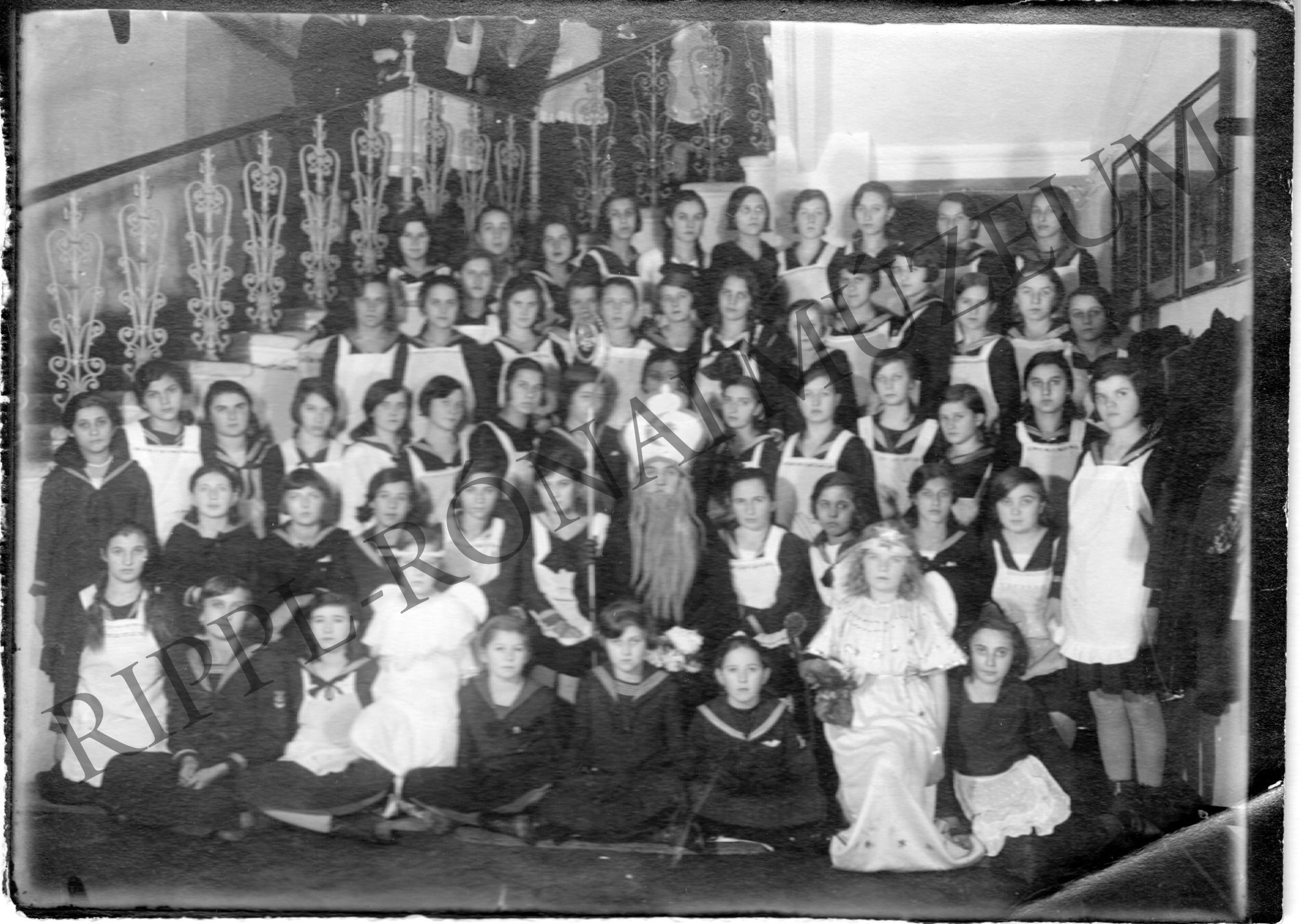 A kaposvári Polgári Leányiskola növendékeinek csoportképe a Mikulás jövetele alkalmából (Rippl-Rónai Múzeum CC BY-NC-SA)