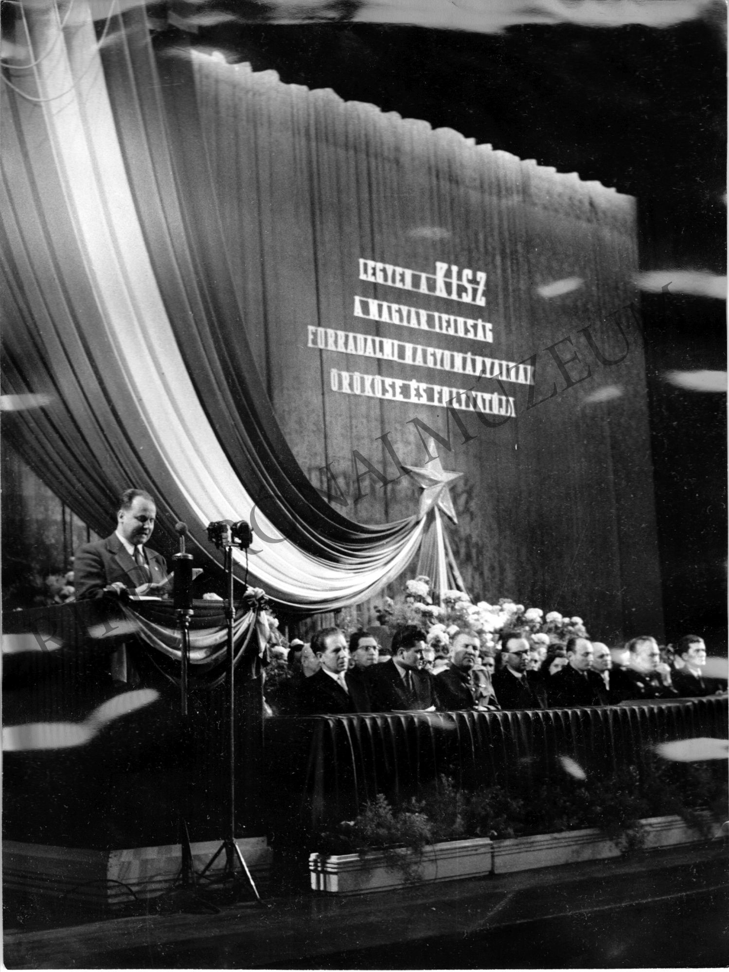 A KISZ zászlóbontása az Erkel Színházban 1957. március 21-én (Rippl-Rónai Múzeum CC BY-NC-SA)