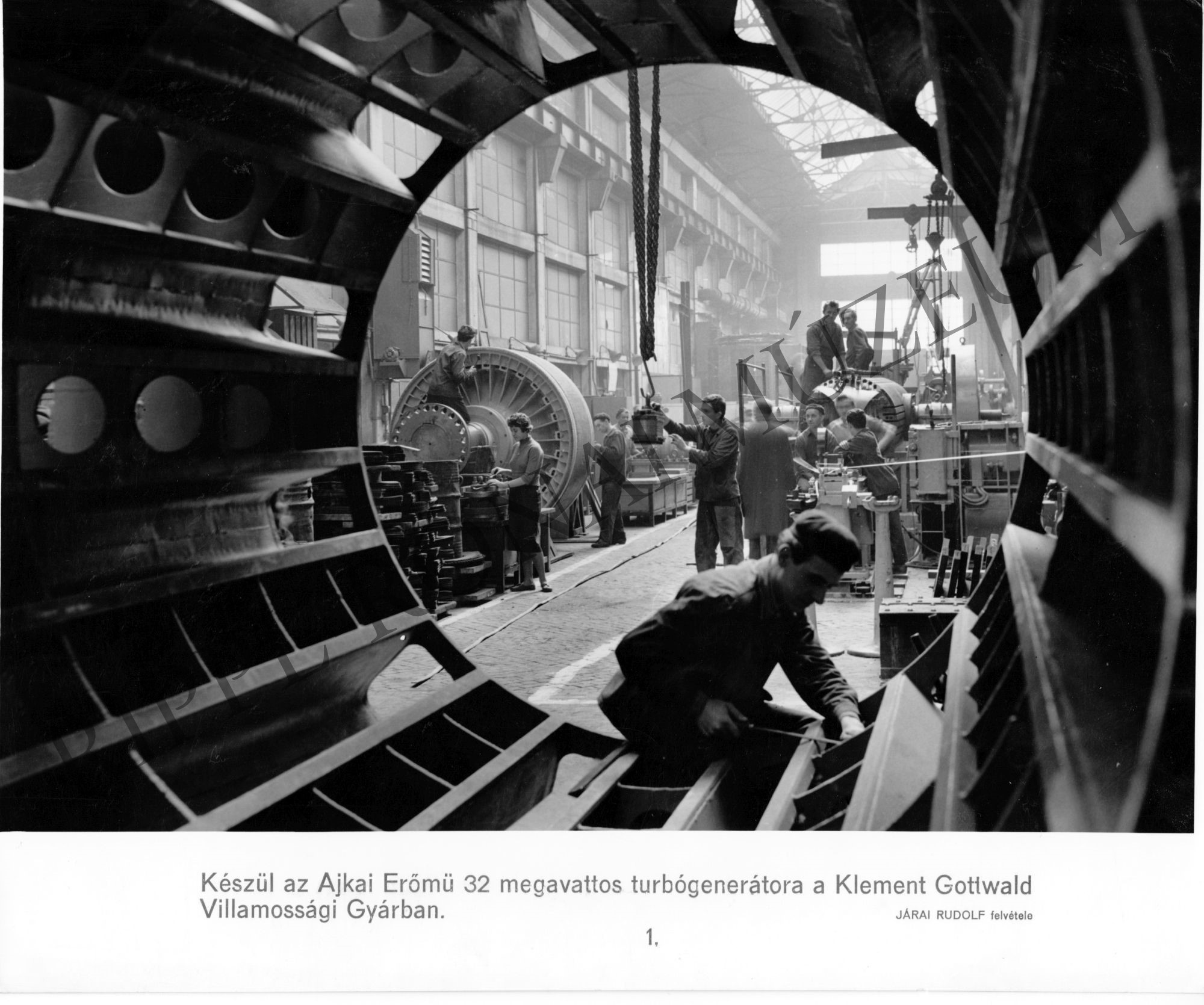 A Klement Gottwald Villamossági gyárban készül az Ajkai Erőmű 32 megavattos turbógenerátora (Rippl-Rónai Múzeum CC BY-NC-SA)