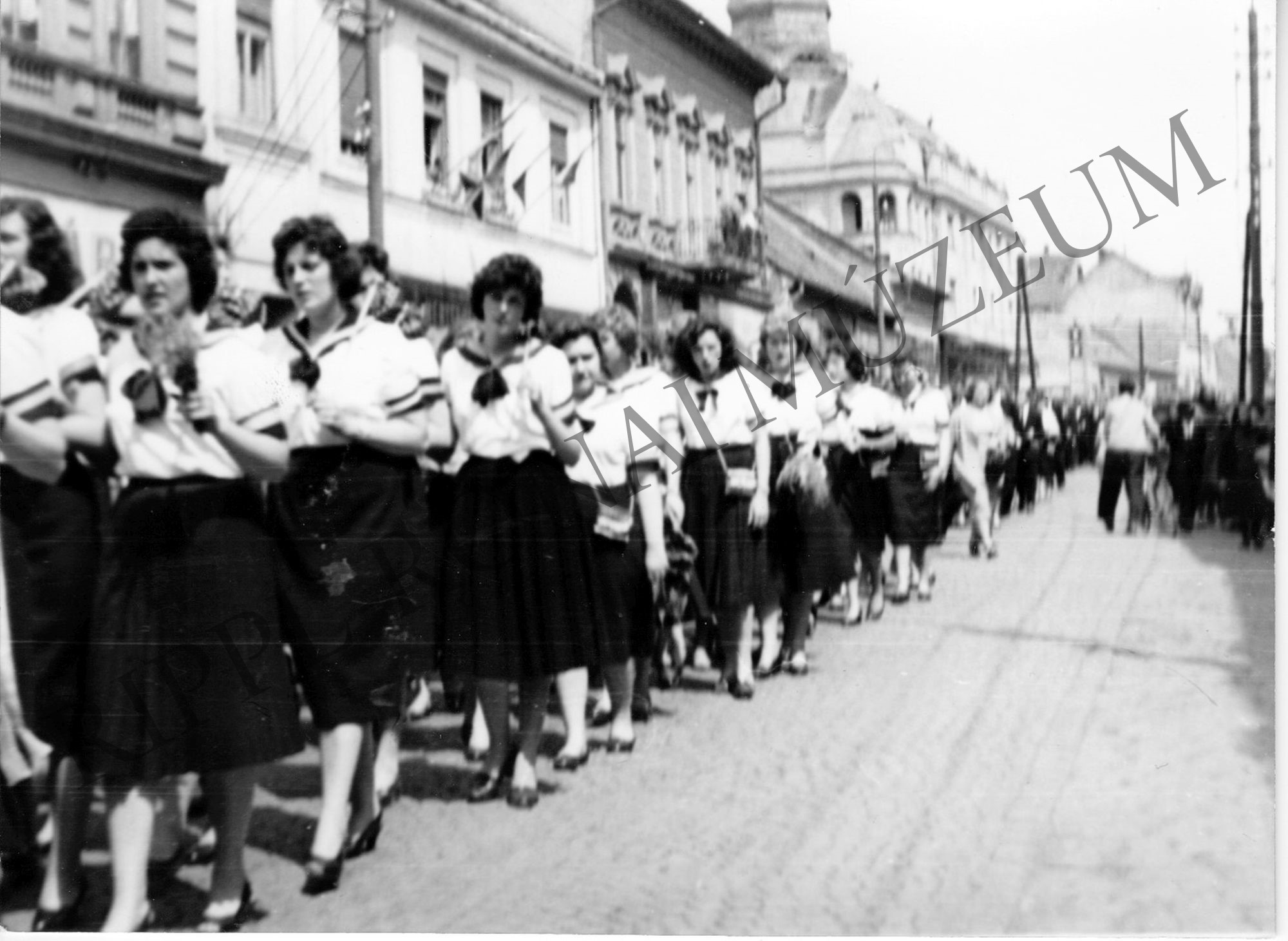 A Lánygimnázium ballagóinak dalától hangos a Május 1 (ma: Fő) utca (Rippl-Rónai Múzeum CC BY-NC-SA)