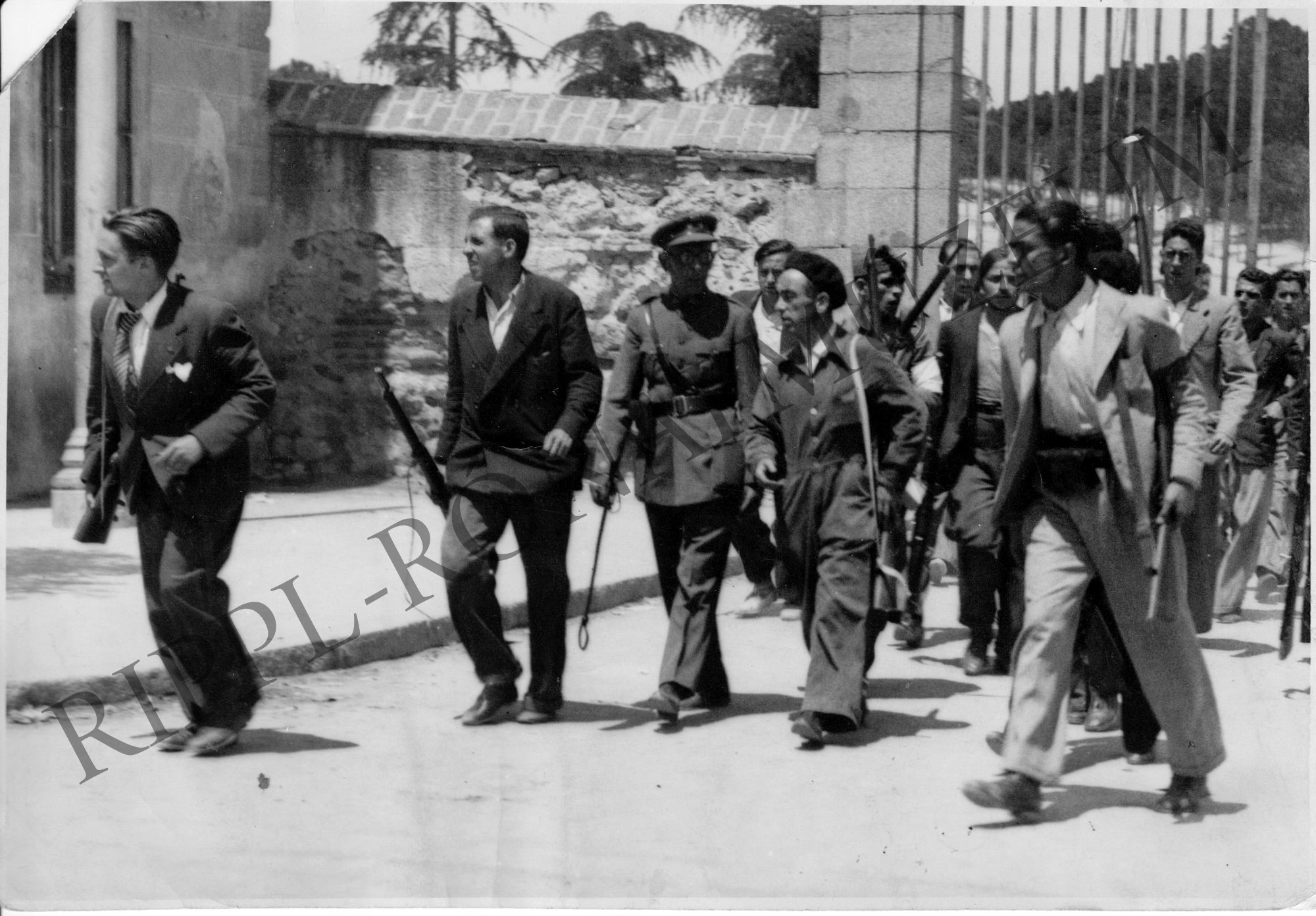A lázadók a Quartel de Montagna kaszárnyájának kapuján belül (Rippl-Rónai Múzeum CC BY-NC-SA)