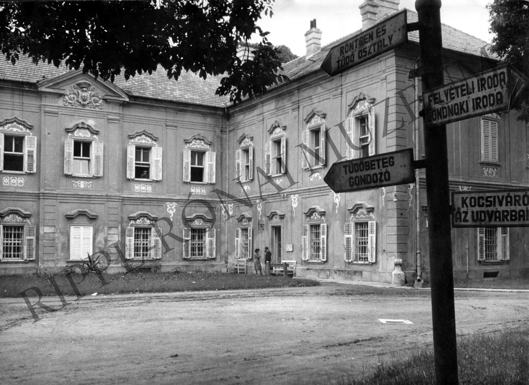 A lengyeltóti volt grófi kastélyban elhelyezett 110 ágyas tüdőkórház (Rippl-Rónai Múzeum CC BY-NC-SA)