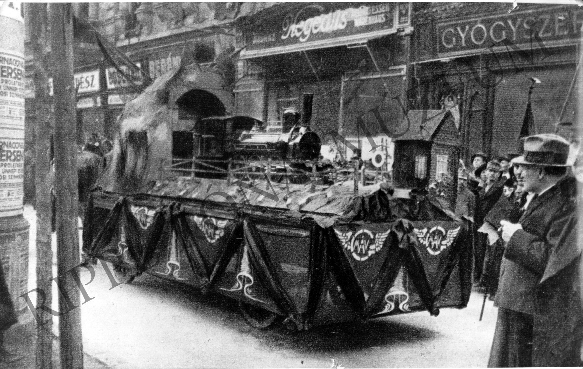 A MÁVAG díszkocsija az 1919 május 1-jei felvonuláson (Rippl-Rónai Múzeum CC BY-NC-SA)