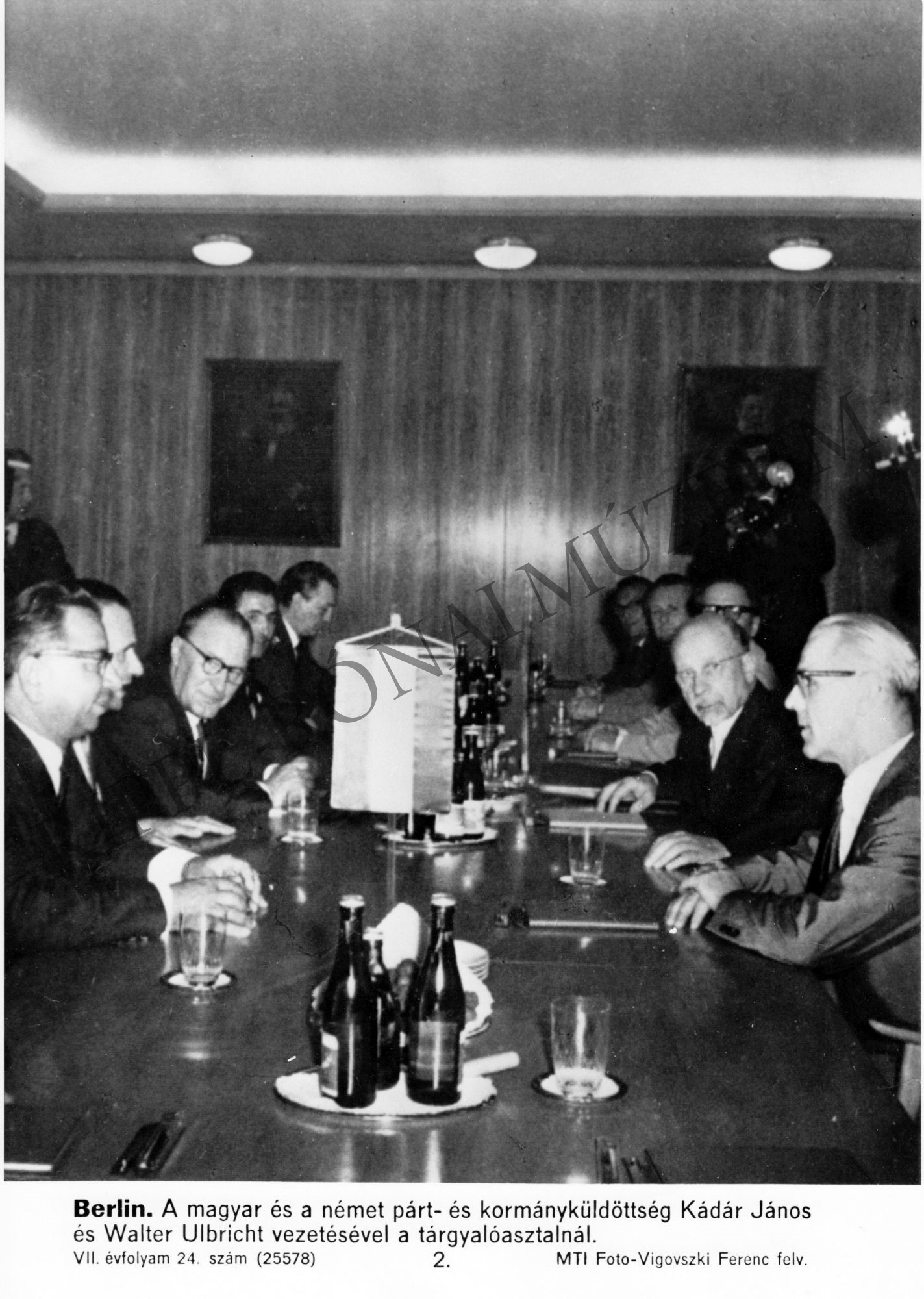 A magyar és a német párt- és kormányküldöttség Kádár János és Walter Ulbricht vezetésével a tárgyalóasztalnál (Rippl-Rónai Múzeum CC BY-NC-SA)