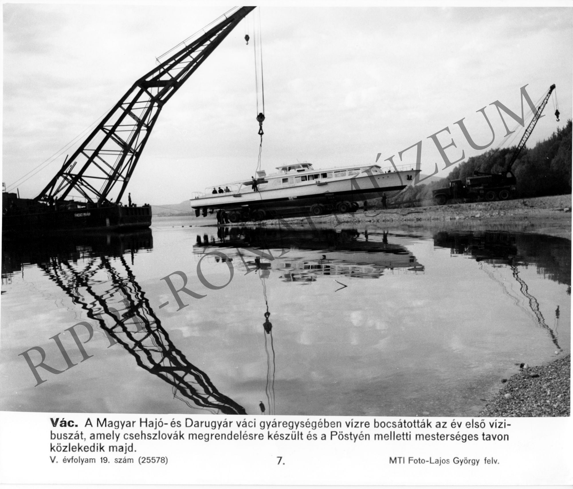 A Magyar Hajó- és Darugyár váci gyáregysége vízrebocsátotta az év első vízibuszát (Rippl-Rónai Múzeum CC BY-NC-SA)