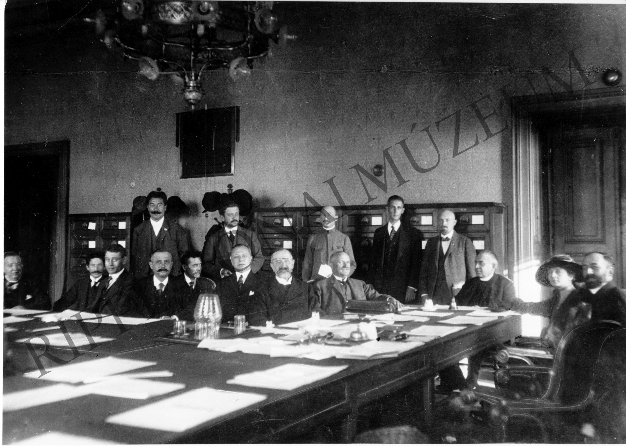 A Magyar Nemzeti Tanács ülése 1918. október 25-én (Rippl-Rónai Múzeum CC BY-NC-SA)