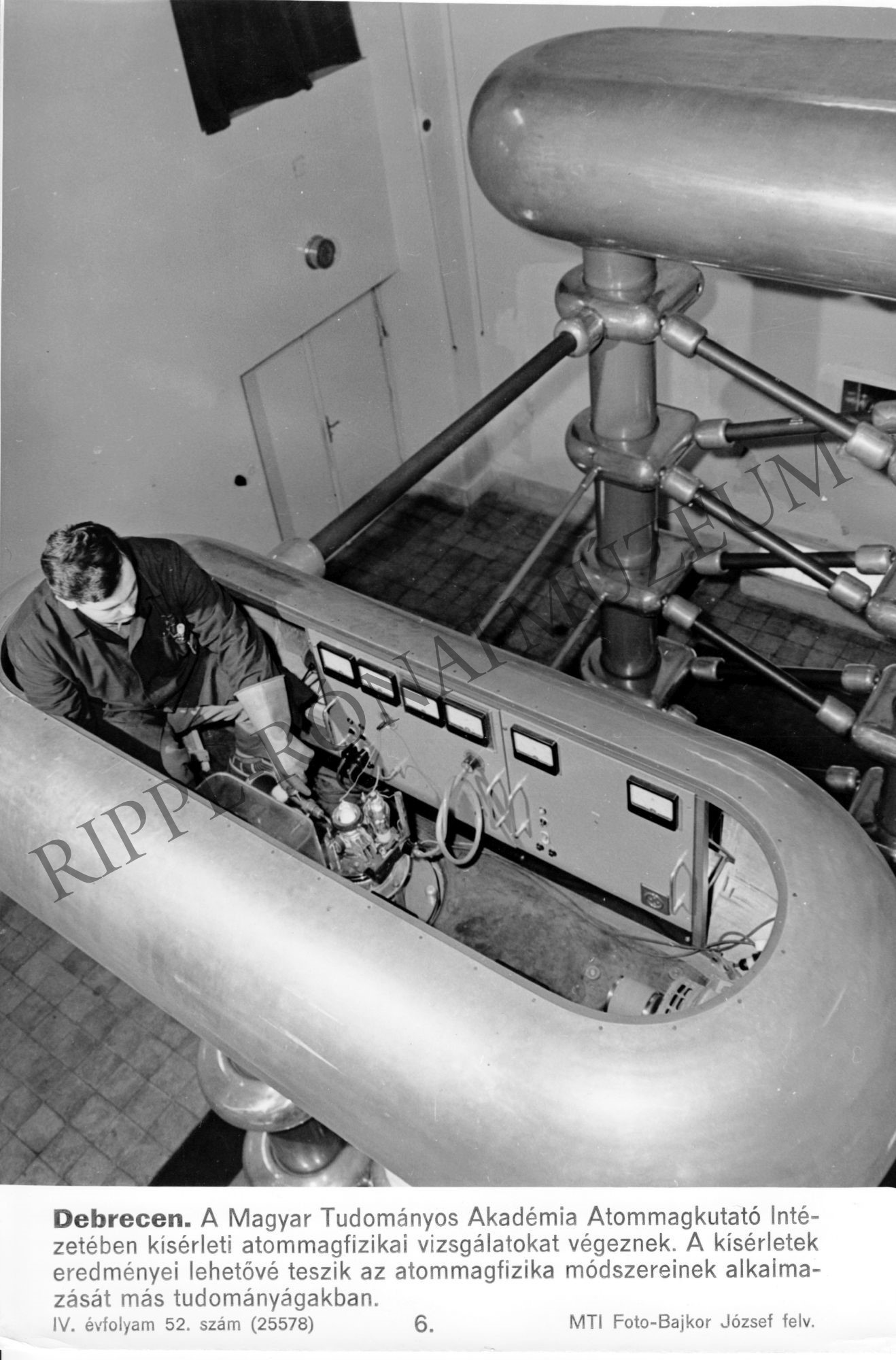 A Magyar Tudományos Akadémia Atommagkutató Intézetében kísérleti atommagfizikai vizsgálatokat végeznek (Rippl-Rónai Múzeum CC BY-NC-SA)