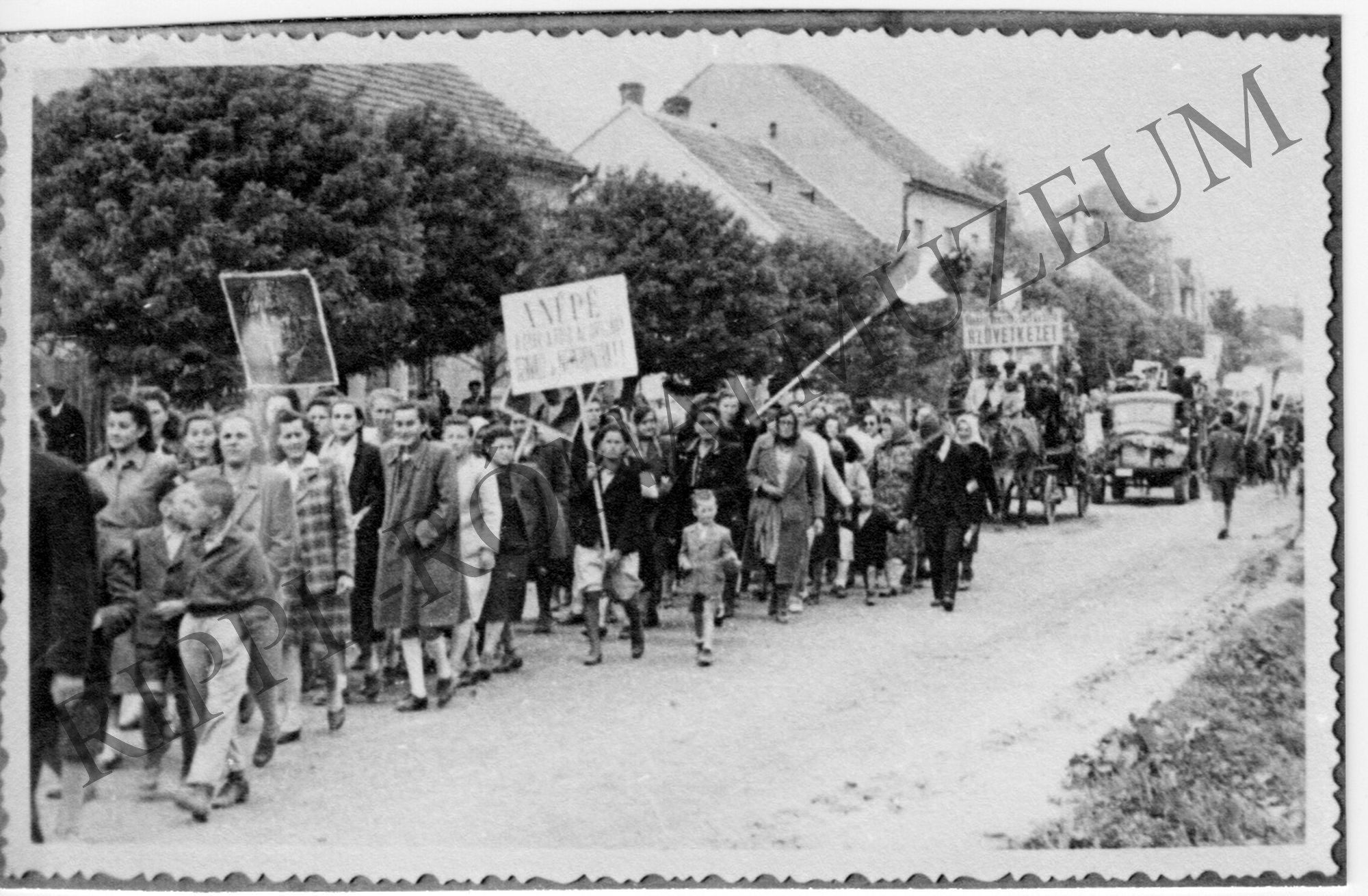 A marcali FÖLDSZÖV dolgozói a május elsejei felvonuláson. 1949. (Rippl-Rónai Múzeum CC BY-NC-SA)