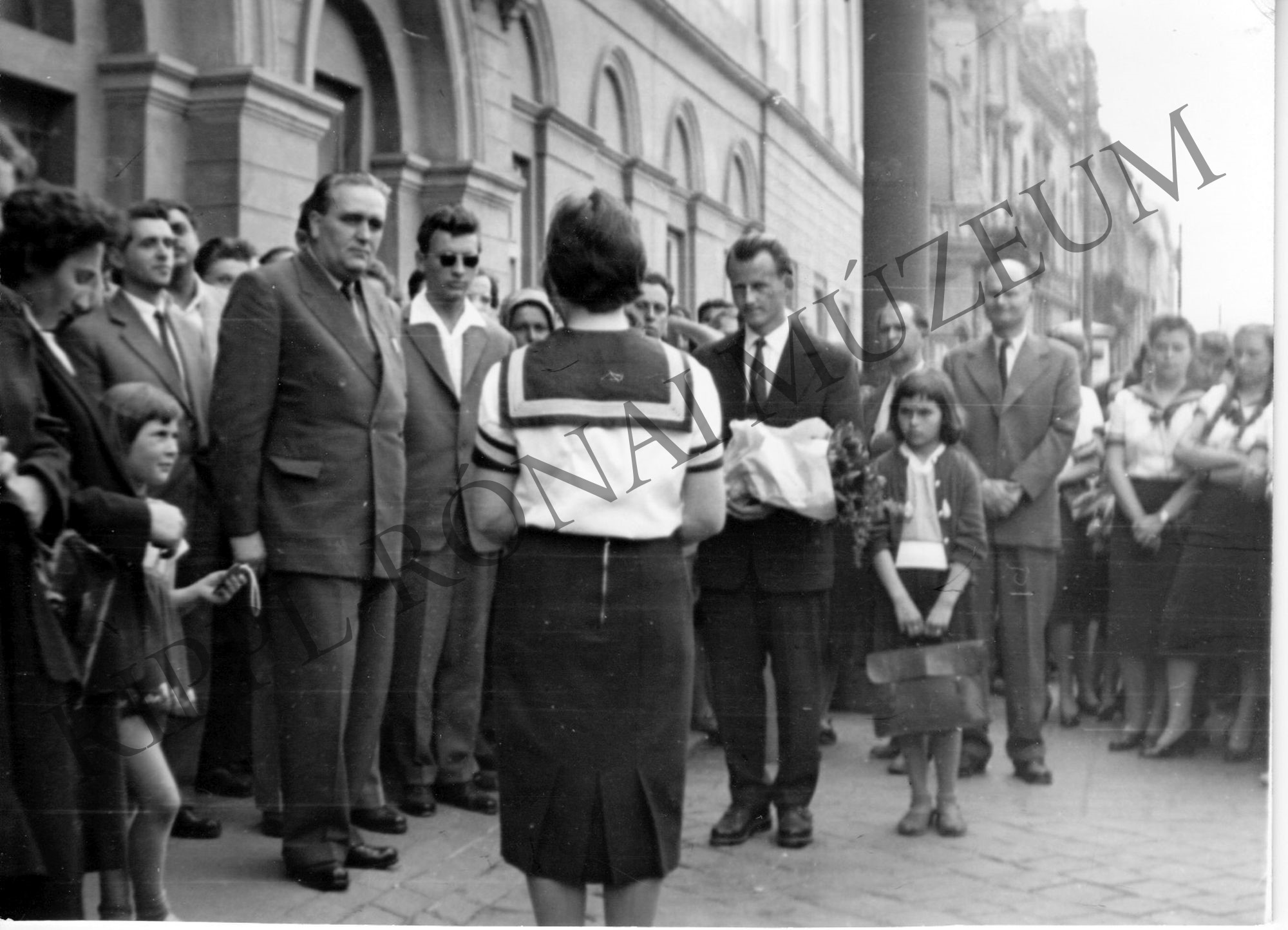 A megyei tanács előtt dr. László István megyei tanácselnöktől búcsúznak a ballagók (Rippl-Rónai Múzeum CC BY-NC-SA)