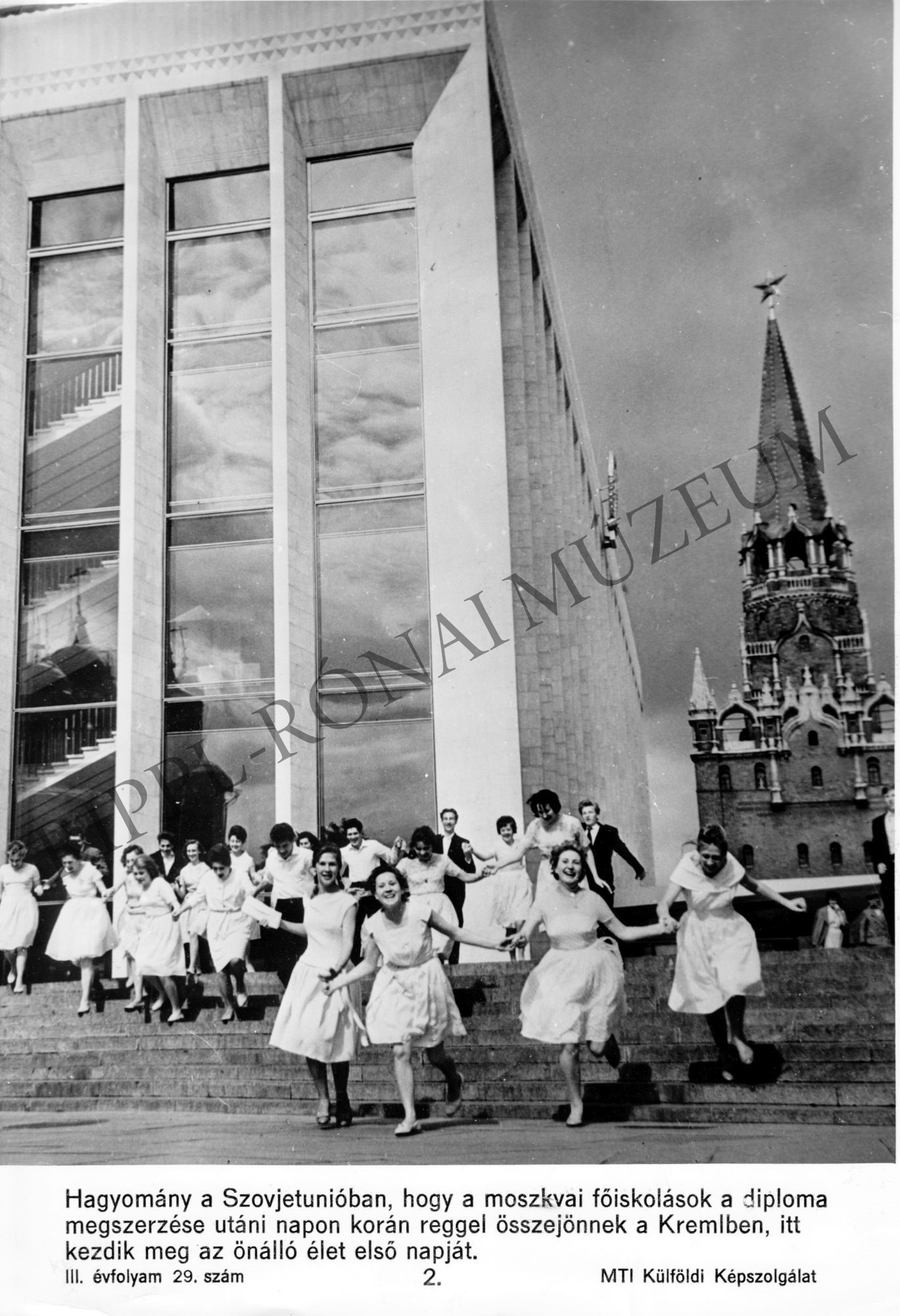 A moszkvai diákok a diploma megszerzése utáni napon a Kremlben kezdik meg az önálló élet első napját (Rippl-Rónai Múzeum CC BY-NC-SA)
