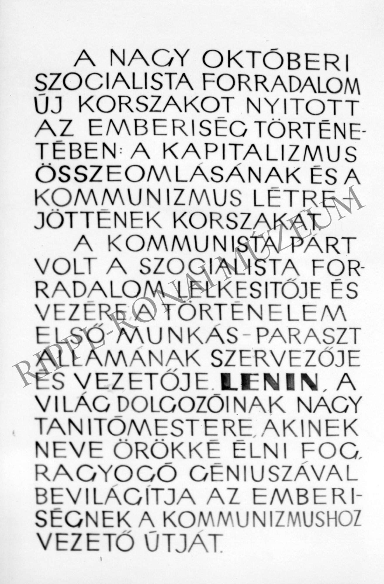 A Nagy Októberi Szocialista Forradalom 50. évfordulójára rendezett kiállítás. A folyosón elhelyezett szöveges tabló (Rippl-Rónai Múzeum CC BY-NC-SA)