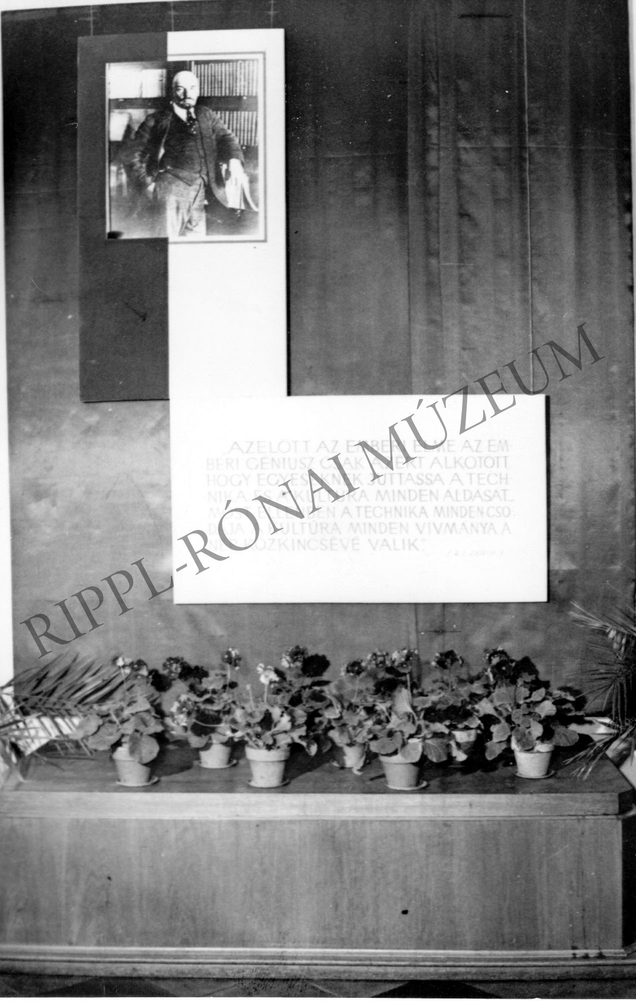 A Nagy Októberi Szocialista Forradalom 50. évfordulójára rendezett kiállítás. Az előcsarnokban elhelyezett két tabló (Rippl-Rónai Múzeum CC BY-NC-SA)