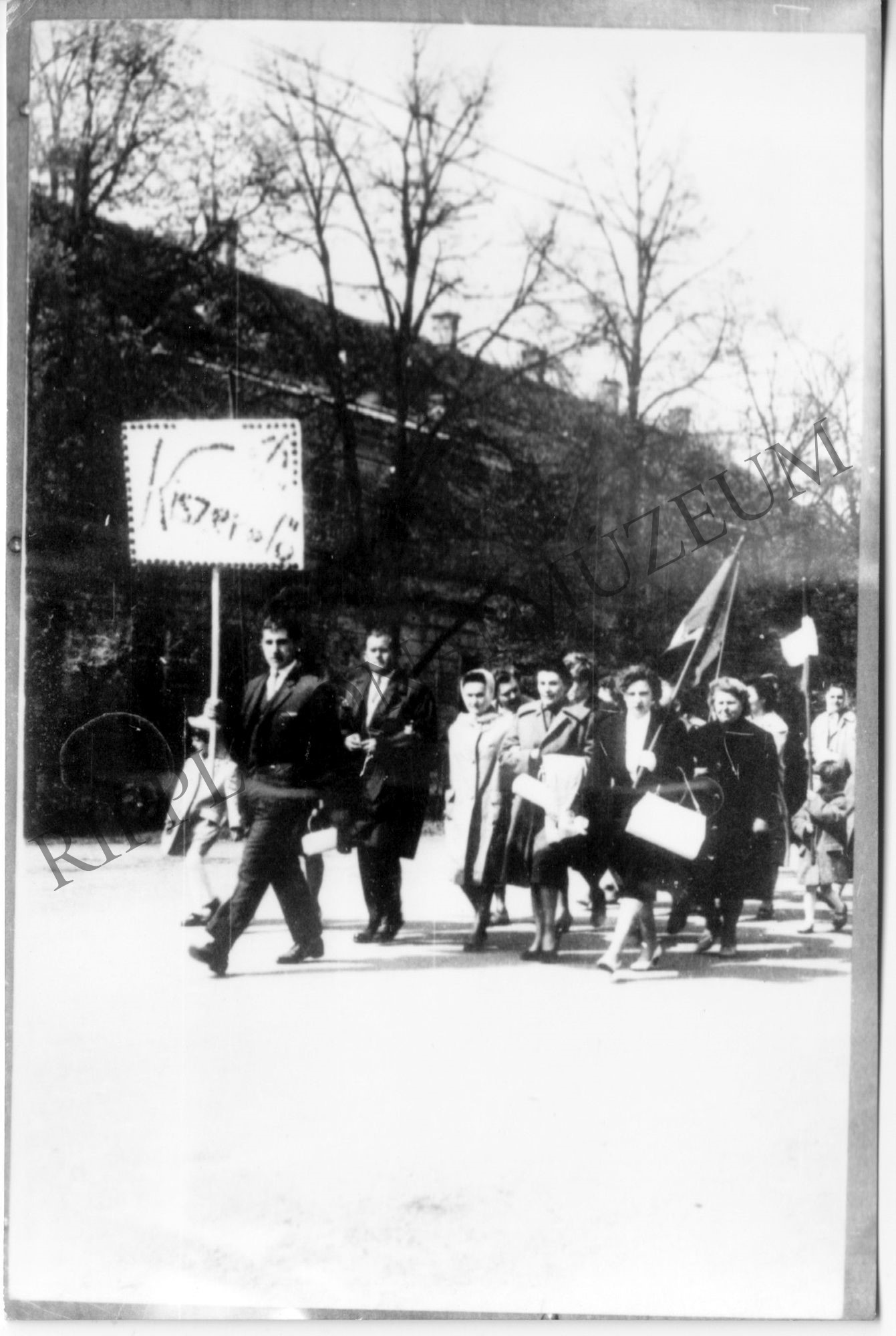 A nagyatádi fonalgyár előtt vonulnak fel a munkások - 1966. május 1. (Rippl-Rónai Múzeum CC BY-NC-SA)