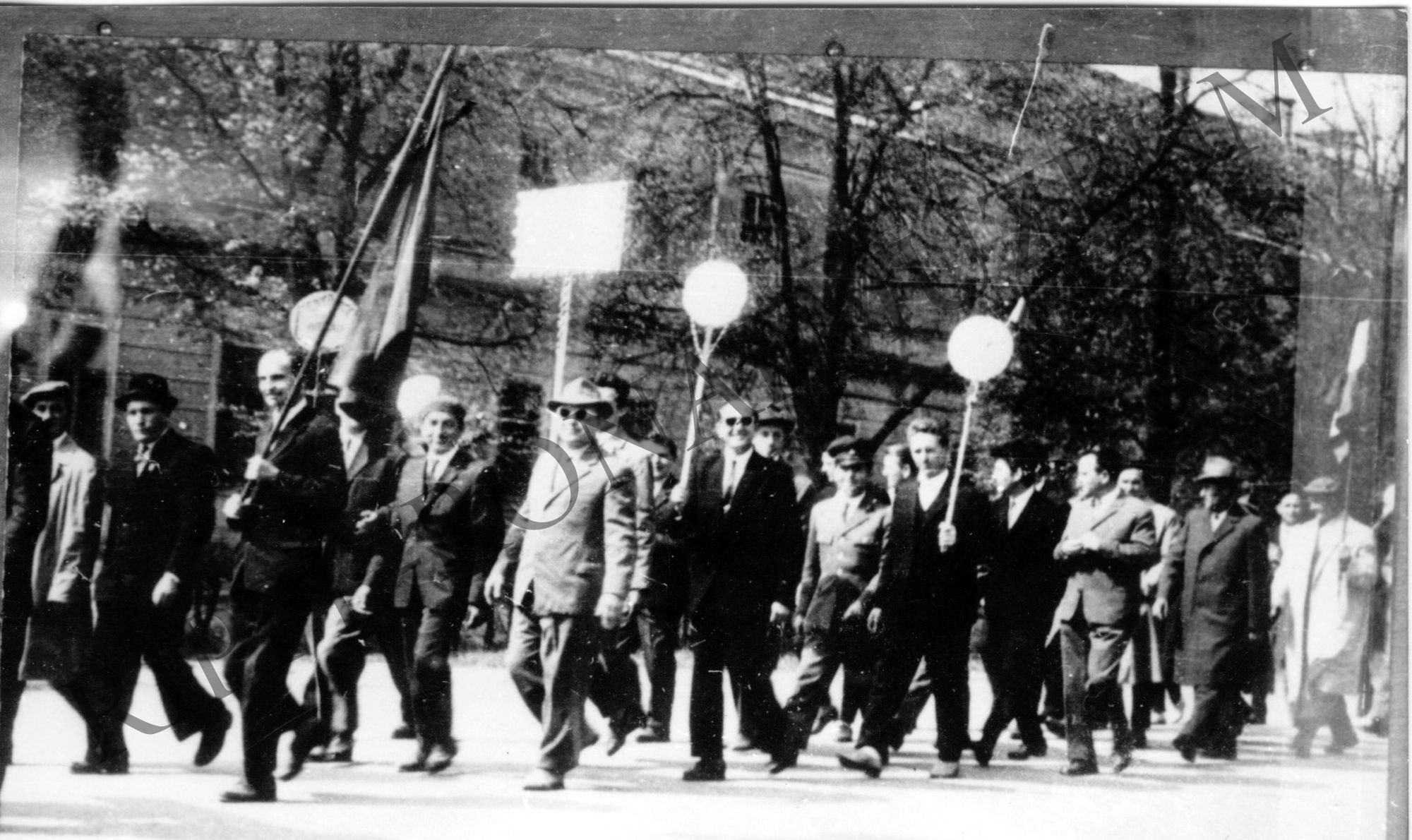 A nagyatádi konzervgyár előtt vonulnak fel a munkások - 1966. május 1. (Rippl-Rónai Múzeum CC BY-NC-SA)
