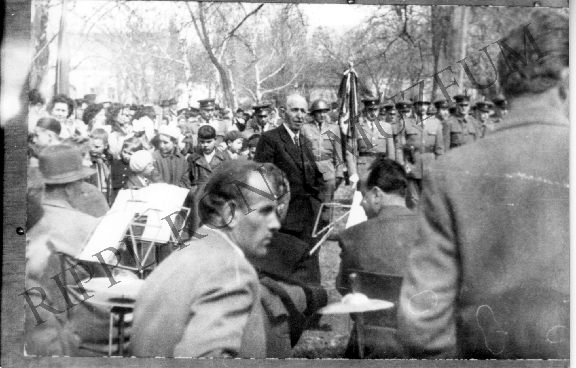 A nagyatádi május elsejei felvonulás. Középen Kisasszondi János tanár (Rippl-Rónai Múzeum CC BY-NC-SA)