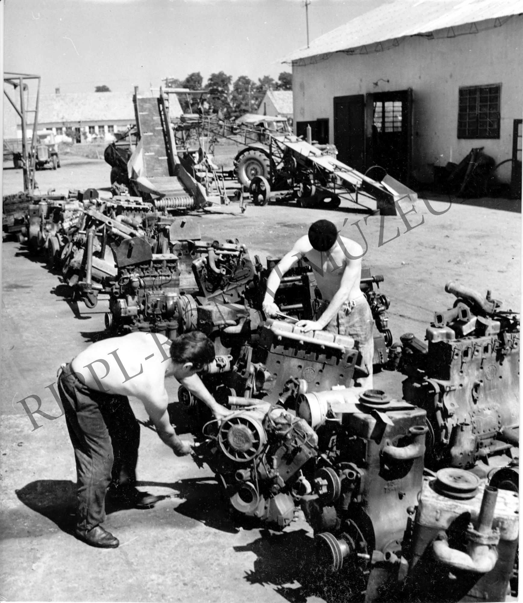 A Nagybereki Állami Gazdaság Bebinitz Miklós és Kovács János motorszerelők DIESEL traktormotorokat javítanak (Rippl-Rónai Múzeum CC BY-NC-SA)
