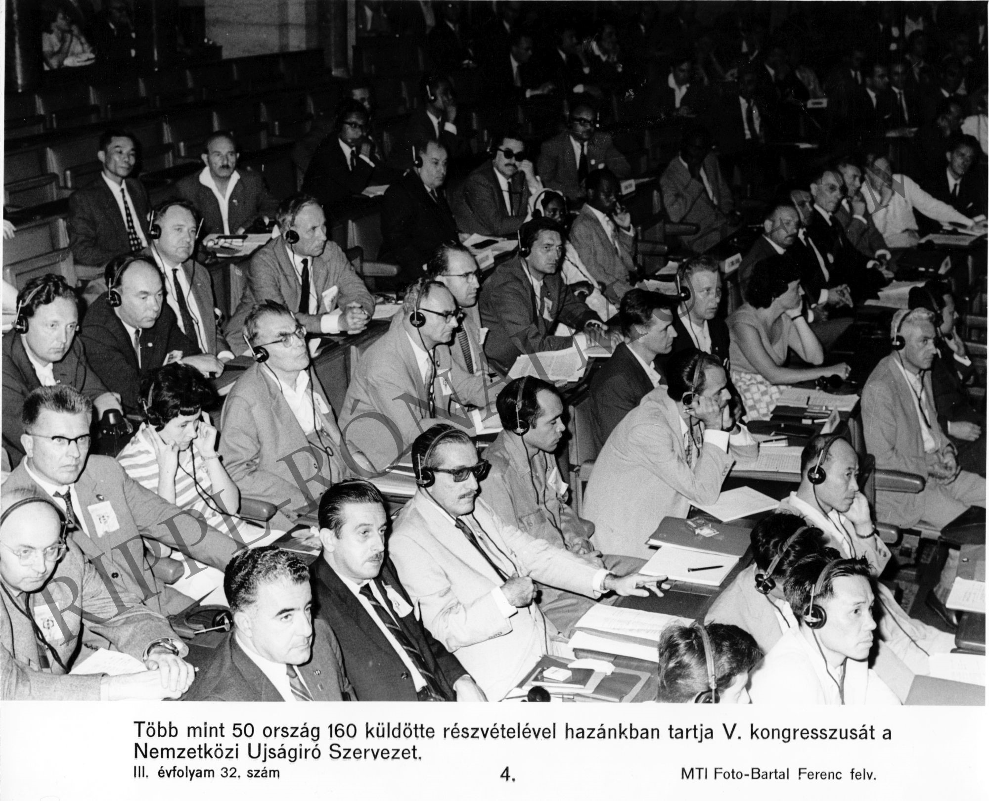 A Nemzetközi Újságíró Szervezet V. kongresszusának résztvevői az ülésteremben (Rippl-Rónai Múzeum CC BY-NC-SA)