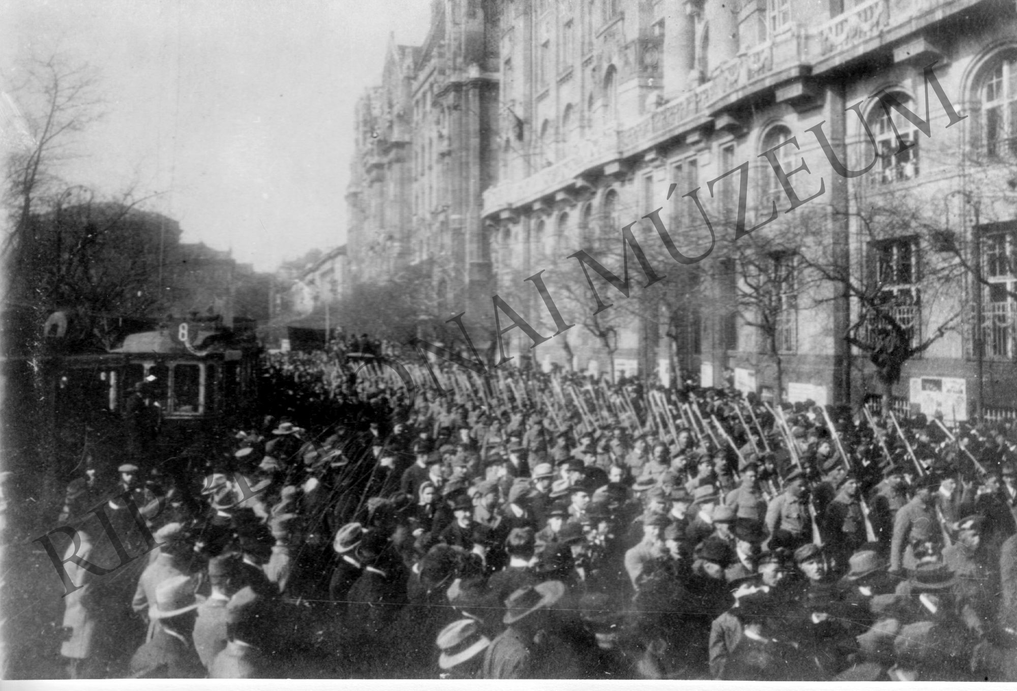A nemzetközi ezred orosz zászlóalja felvonul. 1919. (Rippl-Rónai Múzeum CC BY-NC-SA)