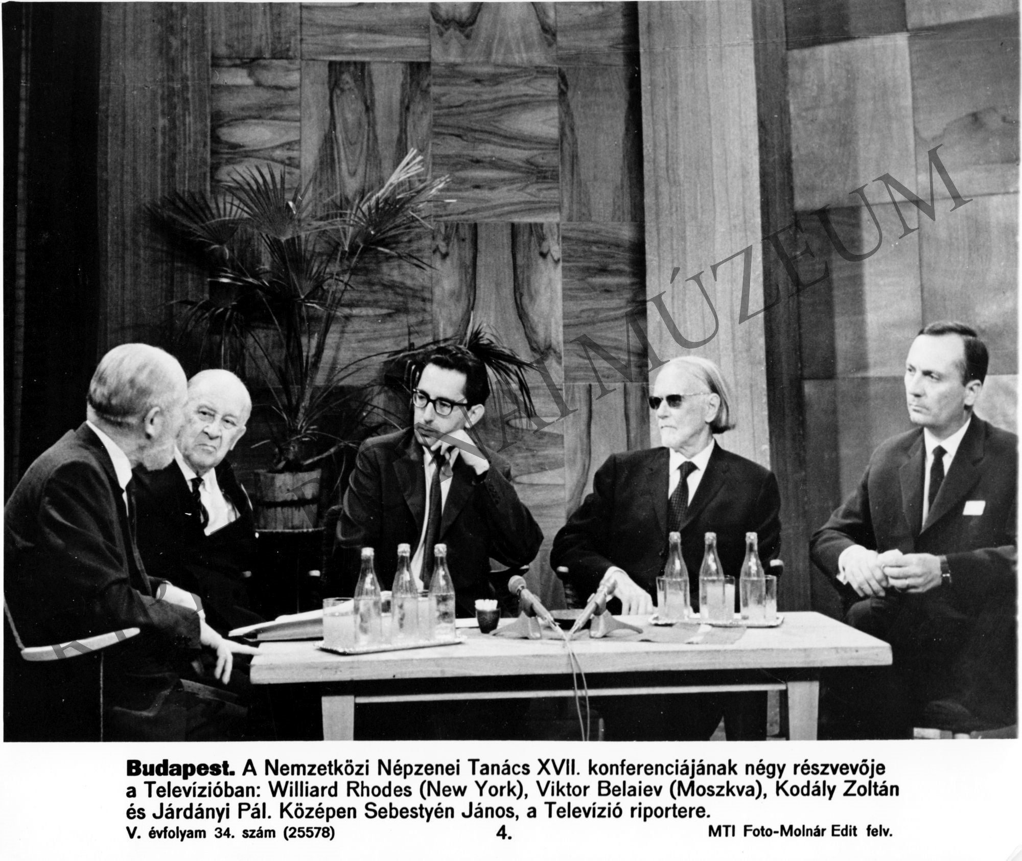 A Nemzetközi Népenei Tanács XVII. konferenciájának négy résztvevője a Televízióban (Rippl-Rónai Múzeum CC BY-NC-SA)