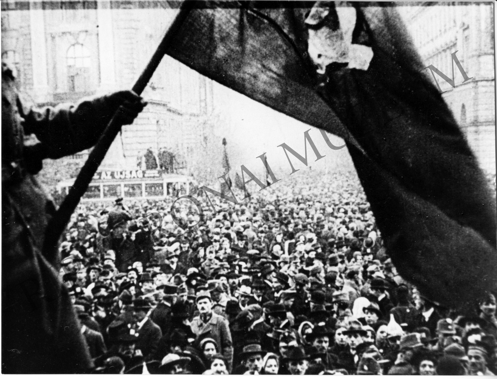 A Parlament előtti tömeg 1918. november 16-án (Rippl-Rónai Múzeum CC BY-NC-SA)
